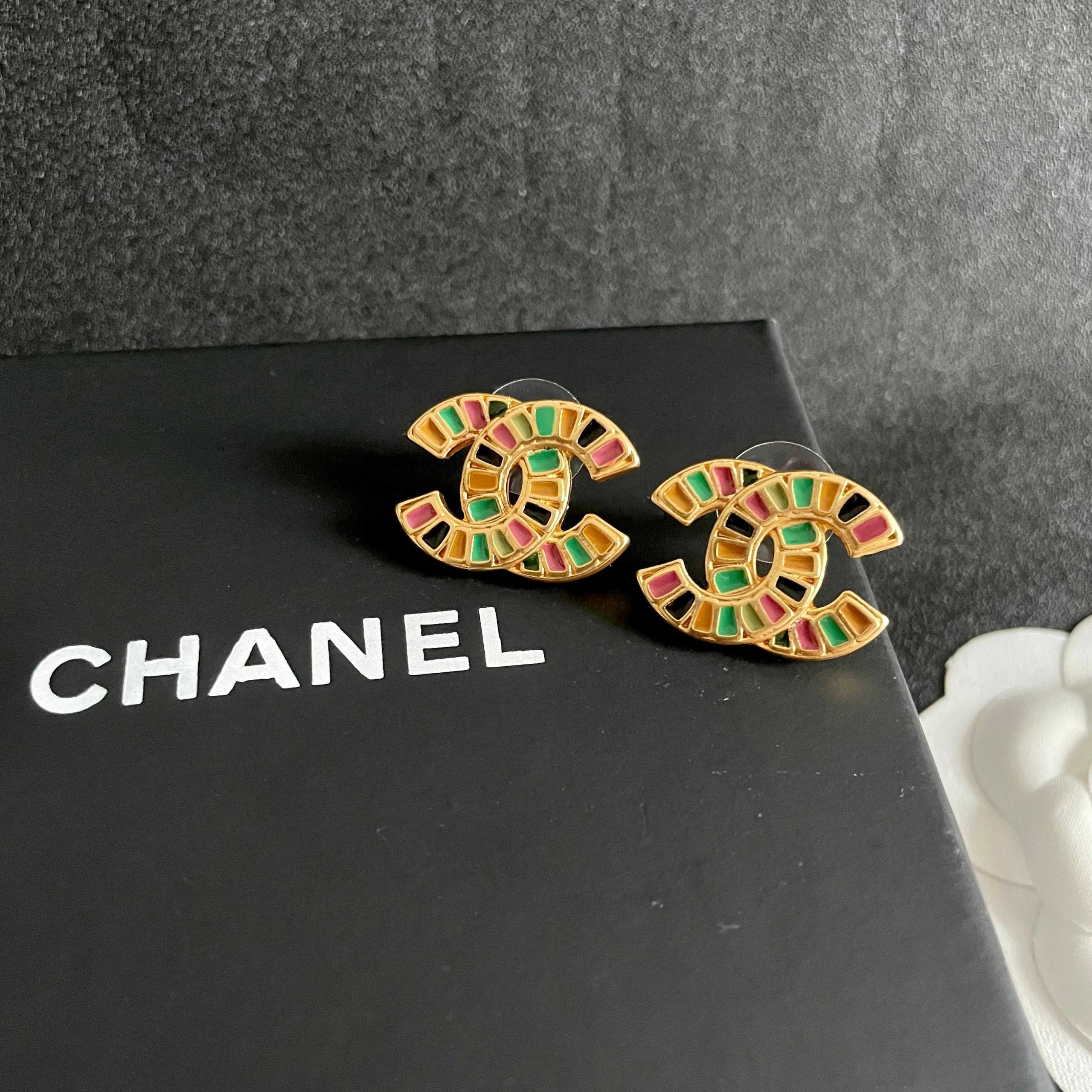 Chanel 高仿彩鑲雙C耳環 幾何拼接炫彩琺瑯設計 女士高質感單品| 7 Chanel 高仿彩鑲雙C耳環 幾何拼接炫彩琺瑯設計 女士高質感單品