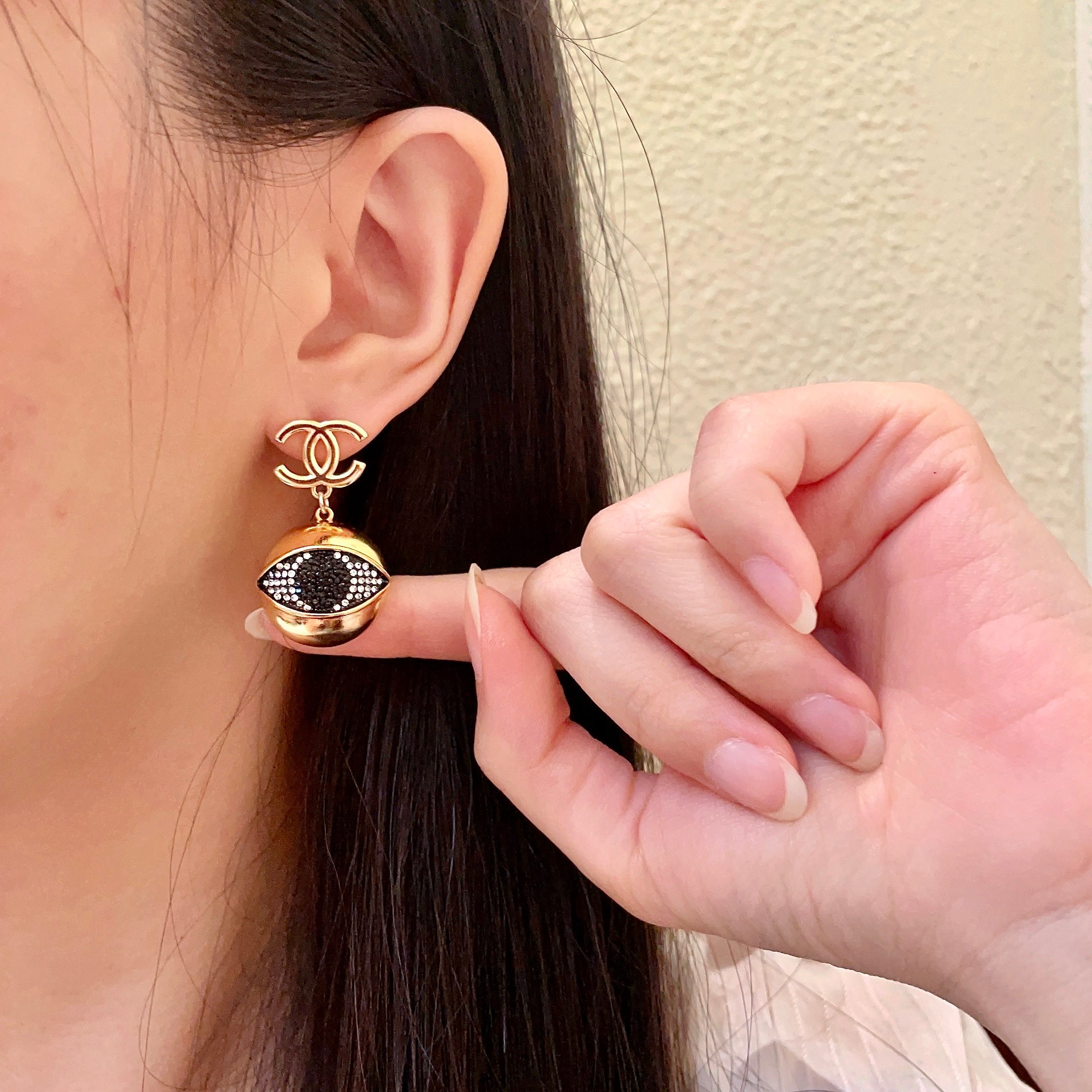 Chanel 高仿立體雙C垂墜耳環 金屬球形雕紋設計 個性奢華風格飾品| 13 Chanel 高仿立體雙C垂墜耳環 金屬球形雕紋設計 個性奢華風格飾品