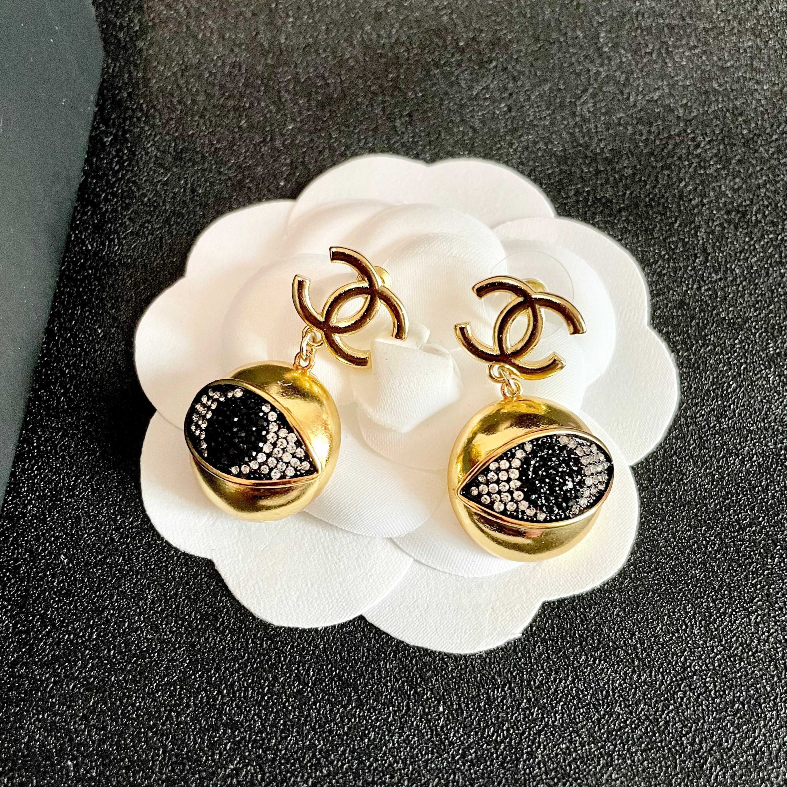 Chanel 高仿立體雙C垂墜耳環 金屬球形雕紋設計 個性奢華風格飾品| 8 Chanel 高仿立體雙C垂墜耳環 金屬球形雕紋設計 個性奢華風格飾品