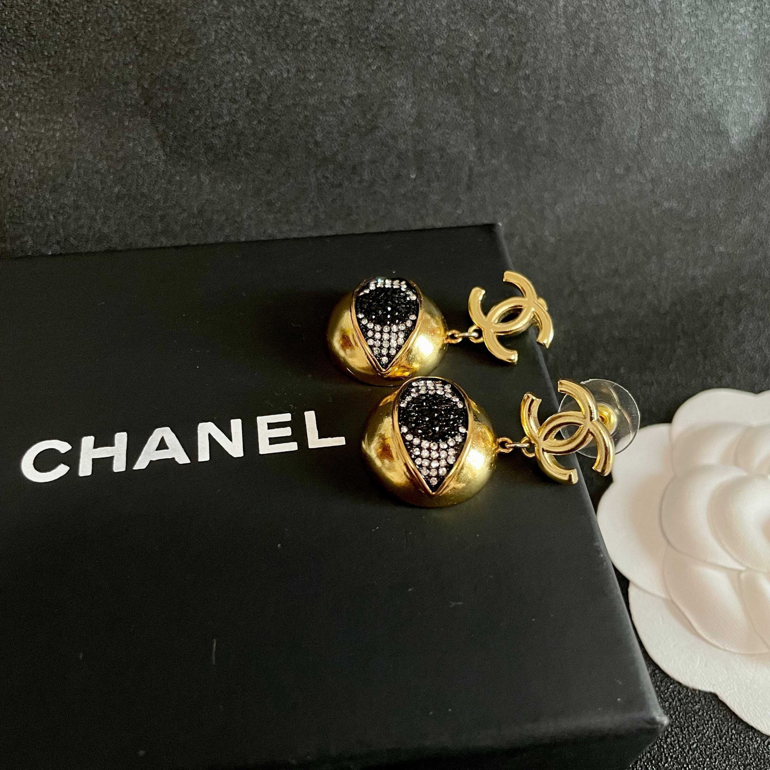 Chanel 高仿立體雙C垂墜耳環 金屬球形雕紋設計 個性奢華風格飾品| 7 Chanel 高仿立體雙C垂墜耳環 金屬球形雕紋設計 個性奢華風格飾品