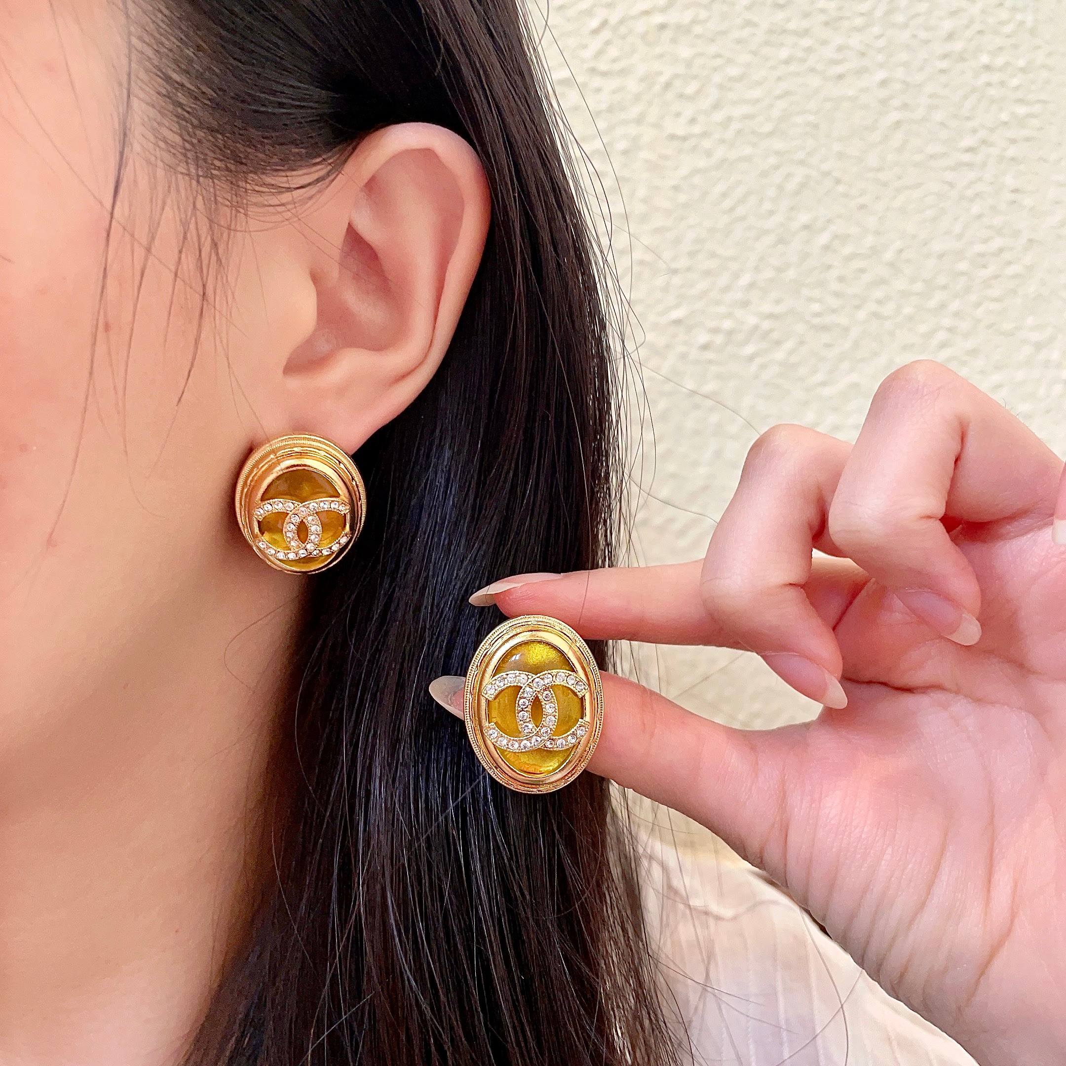 Chanel 高仿金色橢圓雙C耳環 鑲鑽設計閃耀高貴質感 優雅推薦款