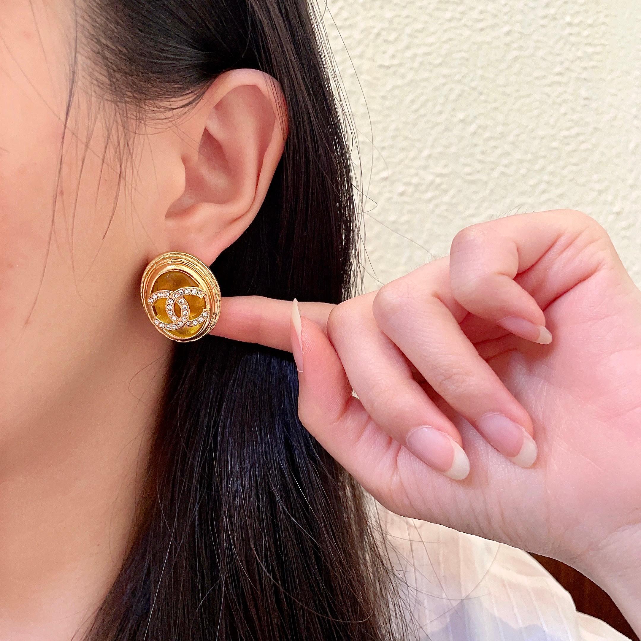 Chanel 高仿金色橢圓雙C耳環 鑲鑽設計閃耀高貴質感 優雅推薦款|超A仿原單精品圖片 14 Chanel 高仿金色橢圓雙C耳環 鑲鑽設計閃耀高貴質感 優雅推薦款|歐美奢侈品精品推薦