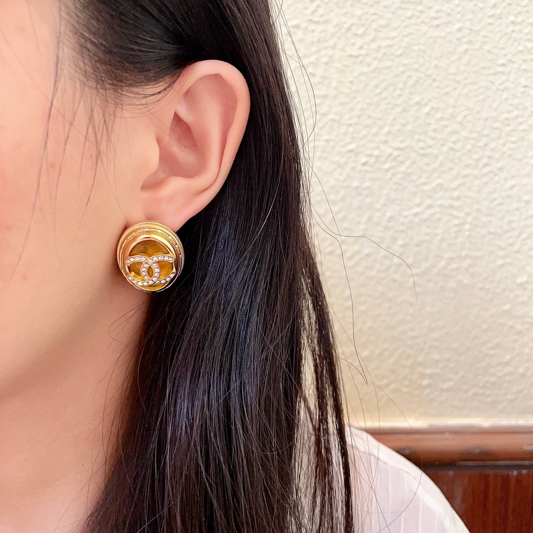 Chanel 高仿金色橢圓雙C耳環 鑲鑽設計閃耀高貴質感 優雅推薦款|超A仿原單精品圖片 13 Chanel 高仿金色橢圓雙C耳環 鑲鑽設計閃耀高貴質感 優雅推薦款|歐美奢侈品精品推薦