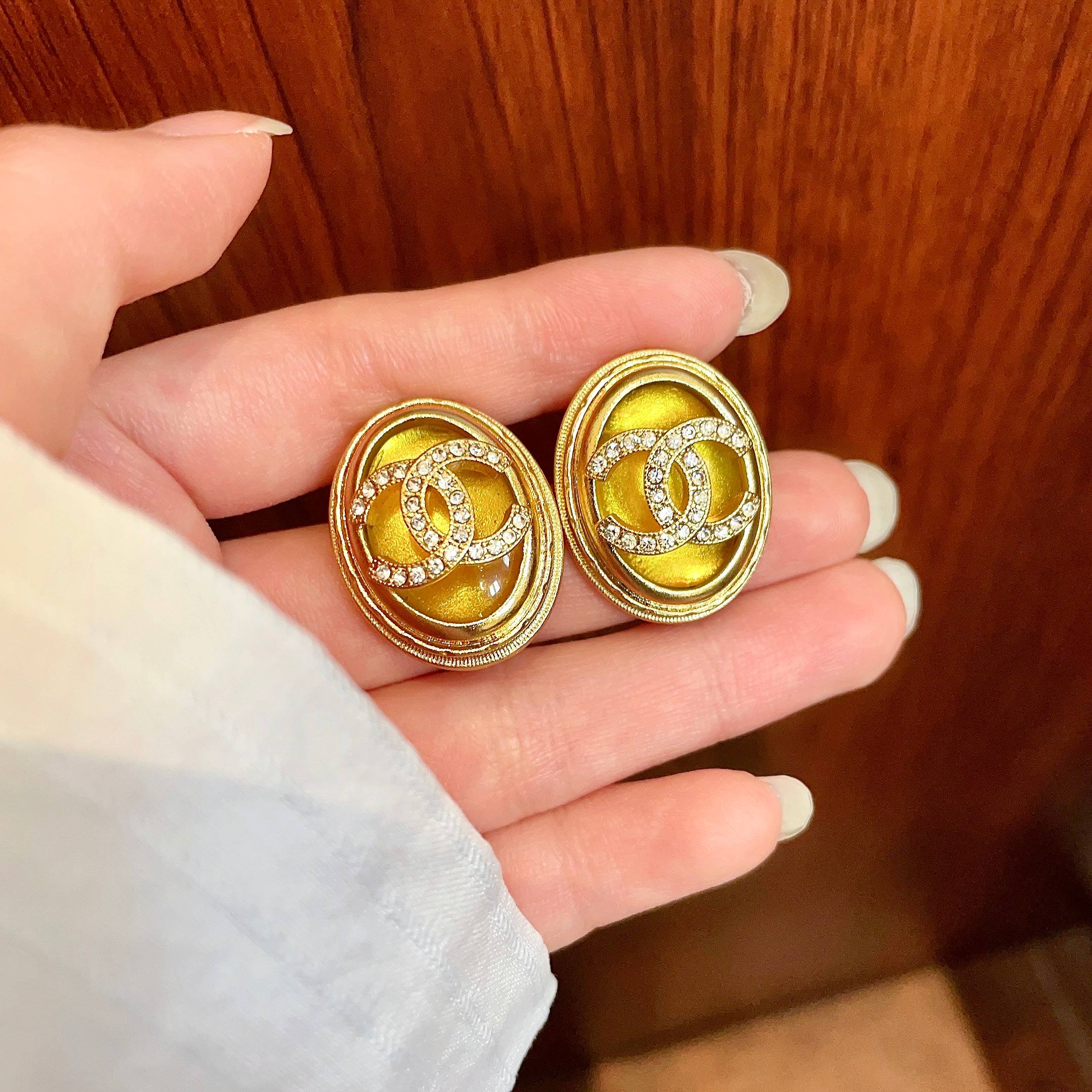 Chanel 高仿金色橢圓雙C耳環 鑲鑽設計閃耀高貴質感 優雅推薦款|超A仿原單精品圖片 12 Chanel 高仿金色橢圓雙C耳環 鑲鑽設計閃耀高貴質感 優雅推薦款|歐美奢侈品精品推薦