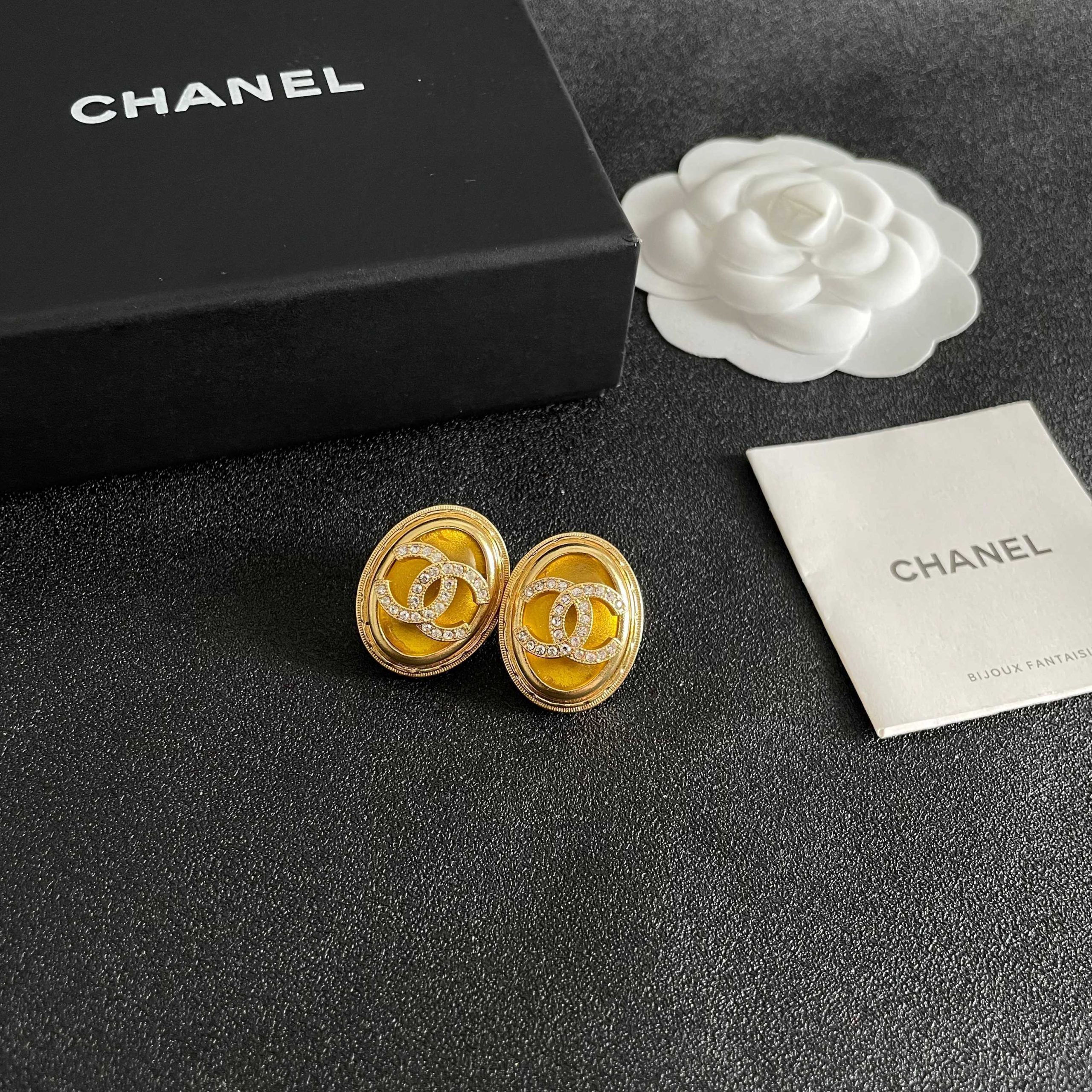 Chanel 高仿金色橢圓雙C耳環 鑲鑽設計閃耀高貴質感 優雅推薦款|超A仿原單精品圖片 10 Chanel 高仿金色橢圓雙C耳環 鑲鑽設計閃耀高貴質感 優雅推薦款|歐美奢侈品精品推薦