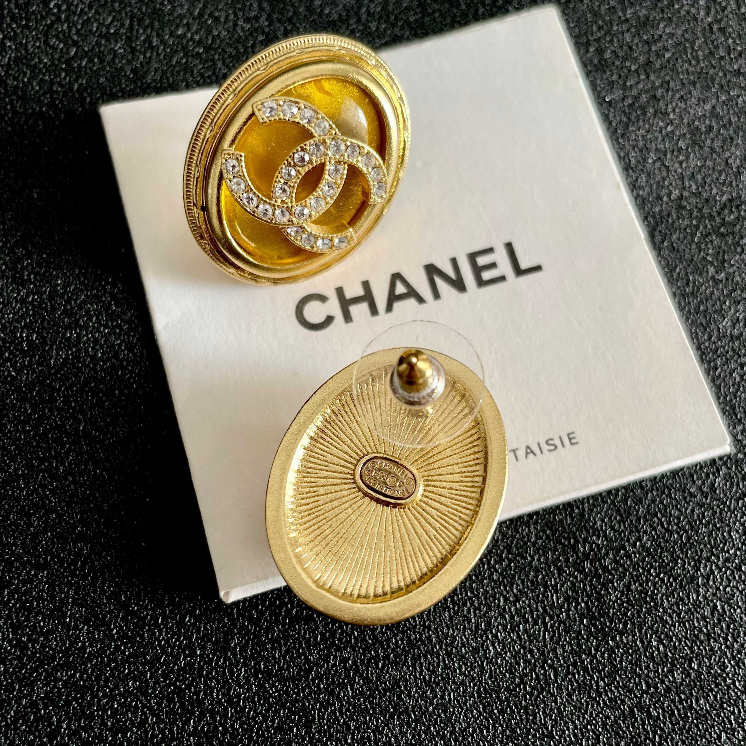 Chanel 高仿金色橢圓雙C耳環 鑲鑽設計閃耀高貴質感 優雅推薦款|超A仿原單精品圖片 9 Chanel 高仿金色橢圓雙C耳環 鑲鑽設計閃耀高貴質感 優雅推薦款|歐美奢侈品精品推薦