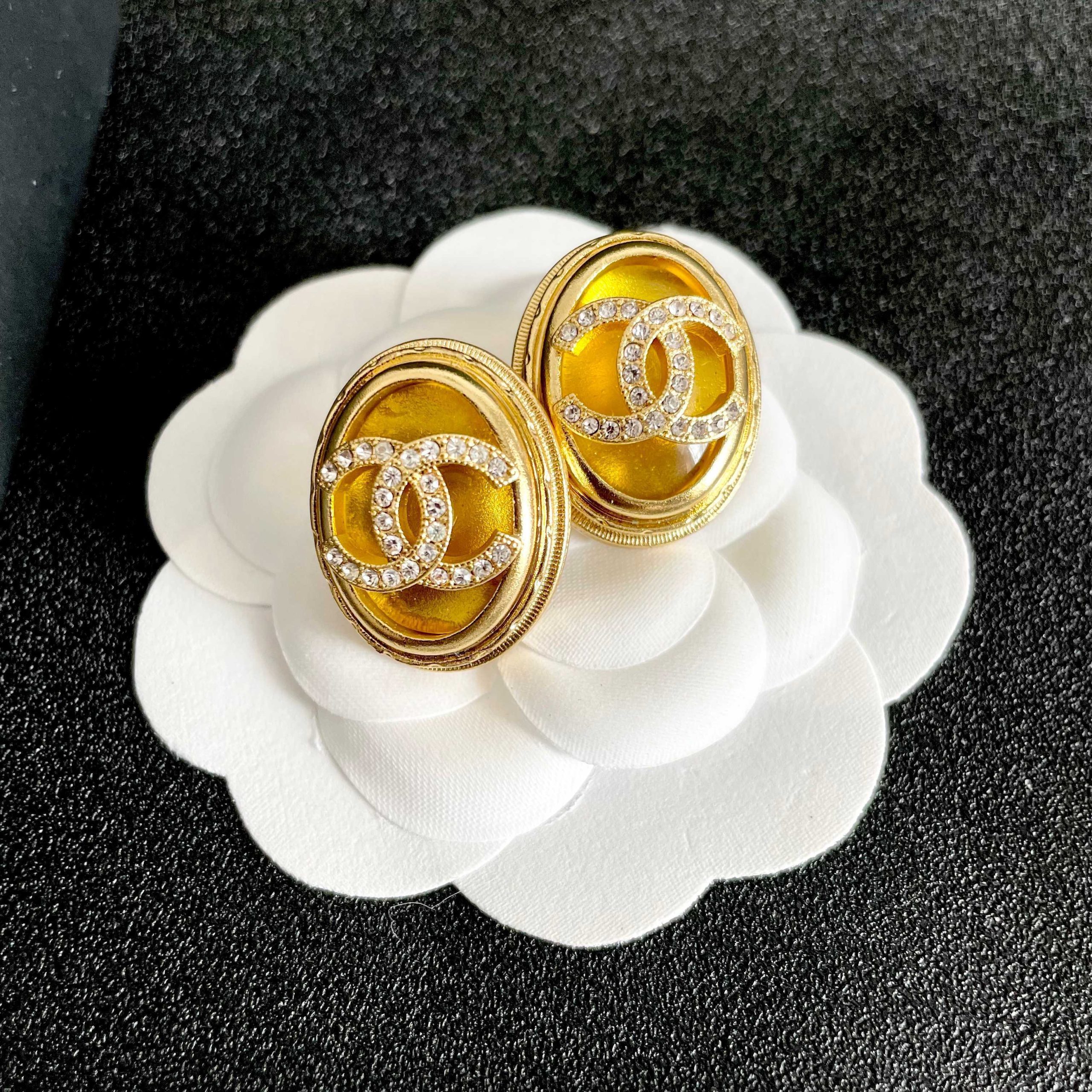 Chanel 高仿金色橢圓雙C耳環 鑲鑽設計閃耀高貴質感 優雅推薦款|超A仿原單精品圖片 8 Chanel 高仿金色橢圓雙C耳環 鑲鑽設計閃耀高貴質感 優雅推薦款|歐美奢侈品精品推薦