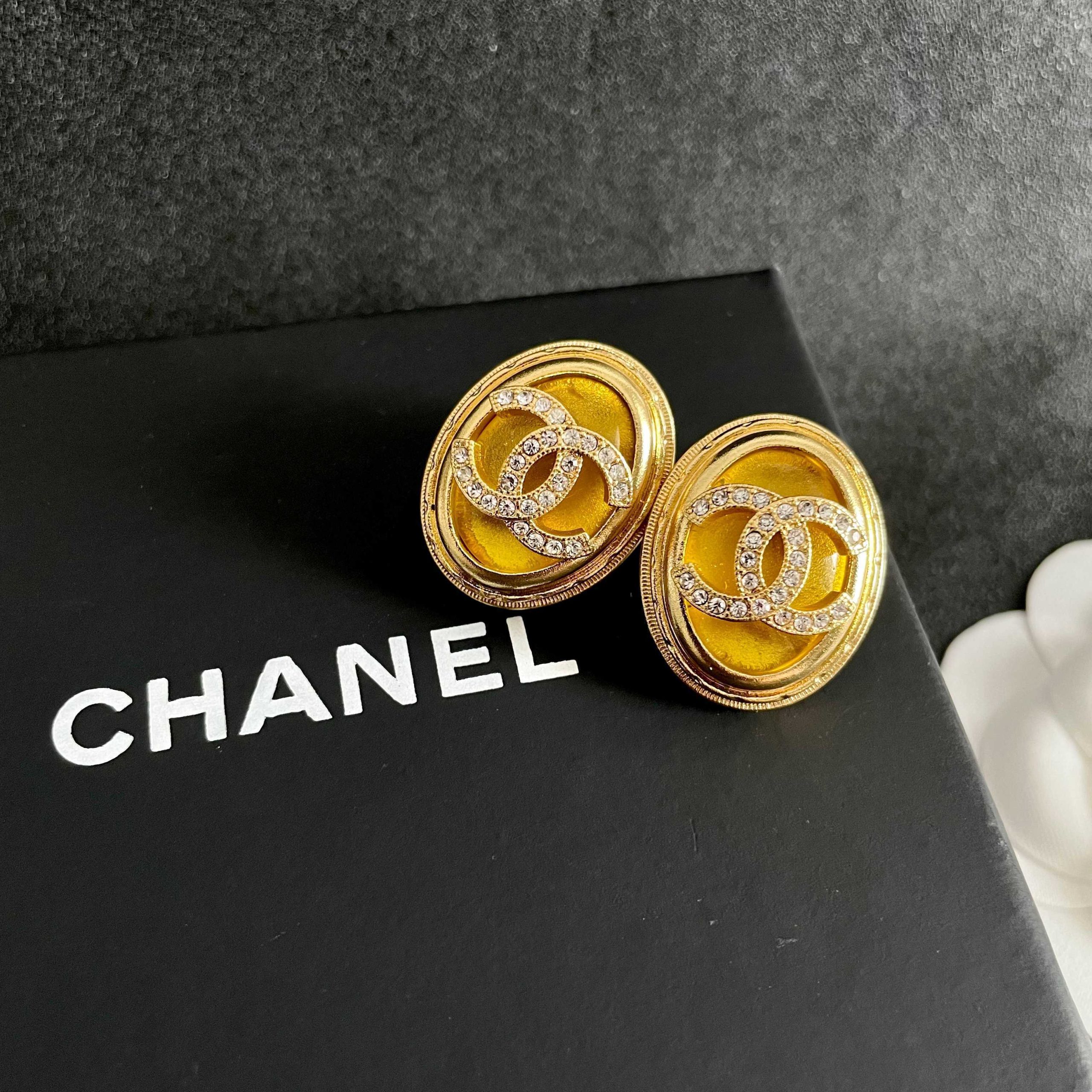 Chanel 高仿金色橢圓雙C耳環 鑲鑽設計閃耀高貴質感 優雅推薦款|超A仿原單精品圖片 7 Chanel 高仿金色橢圓雙C耳環 鑲鑽設計閃耀高貴質感 優雅推薦款|歐美奢侈品精品推薦