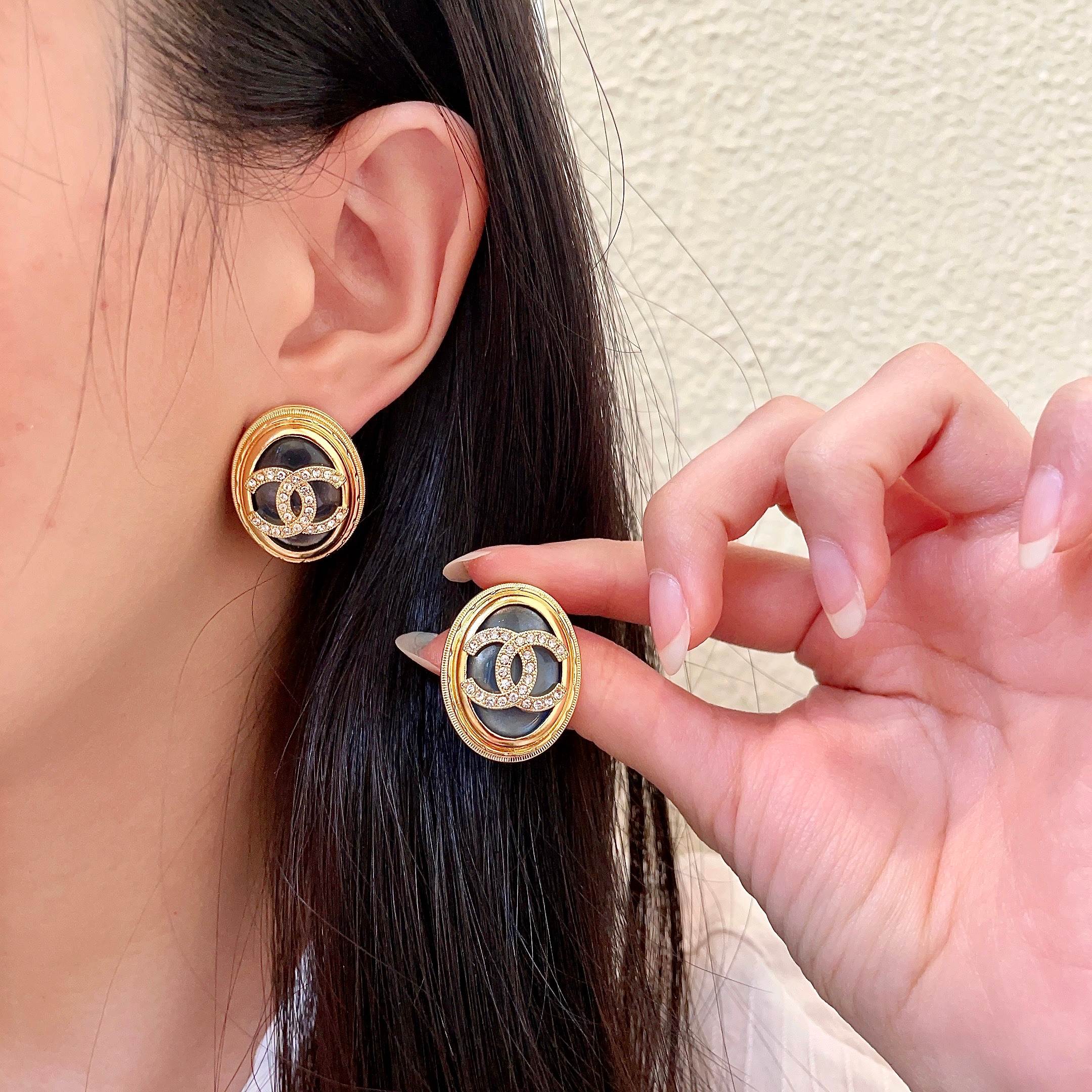 Chanel A貨黑金橢圓耳環 立體雙C晶鑽設計 奢華感高級耳飾推薦