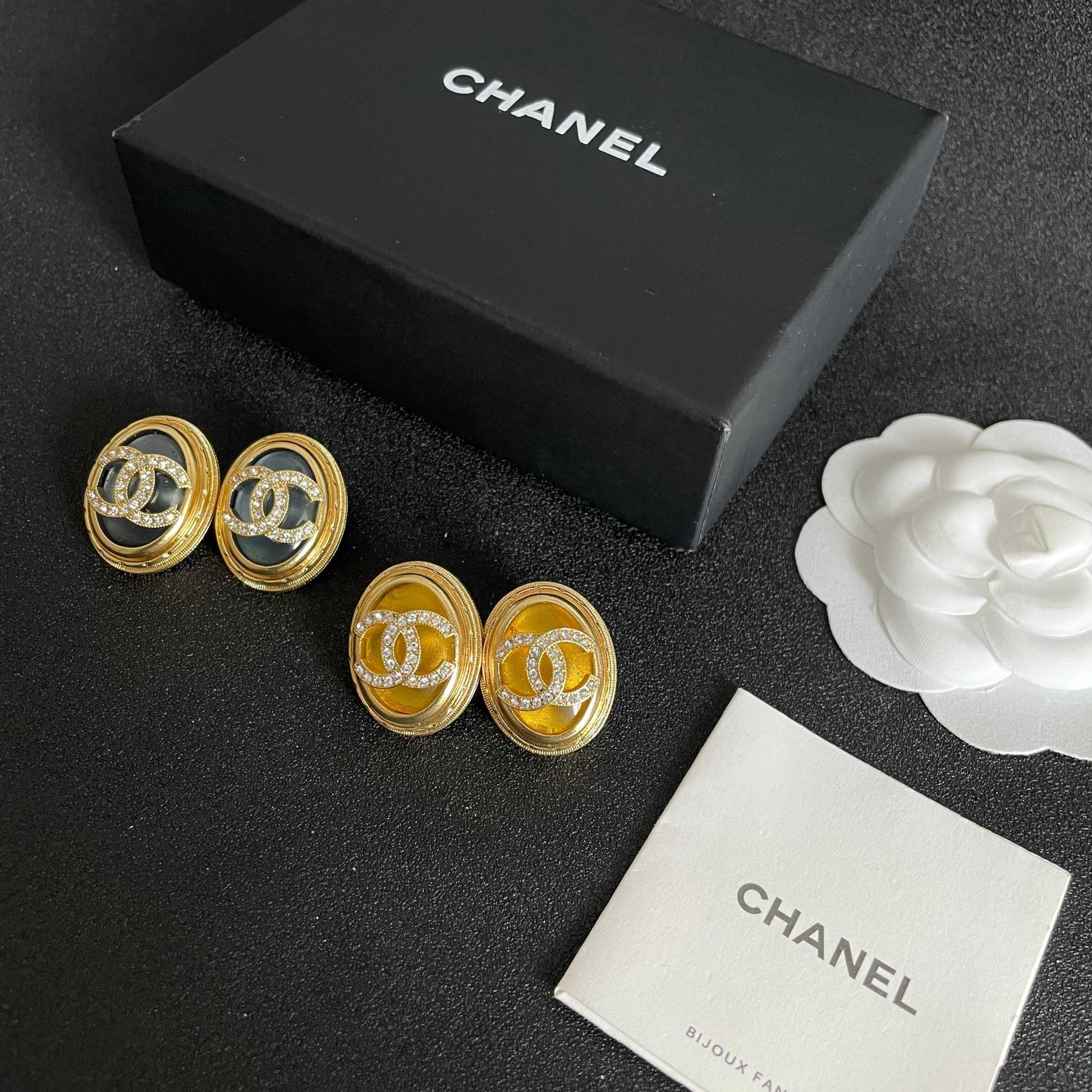 Chanel A貨黑金橢圓耳環 立體雙C晶鑽設計 奢華感高級耳飾推薦| 15 Chanel A貨黑金橢圓耳環 立體雙C晶鑽設計 奢華感高級耳飾推薦