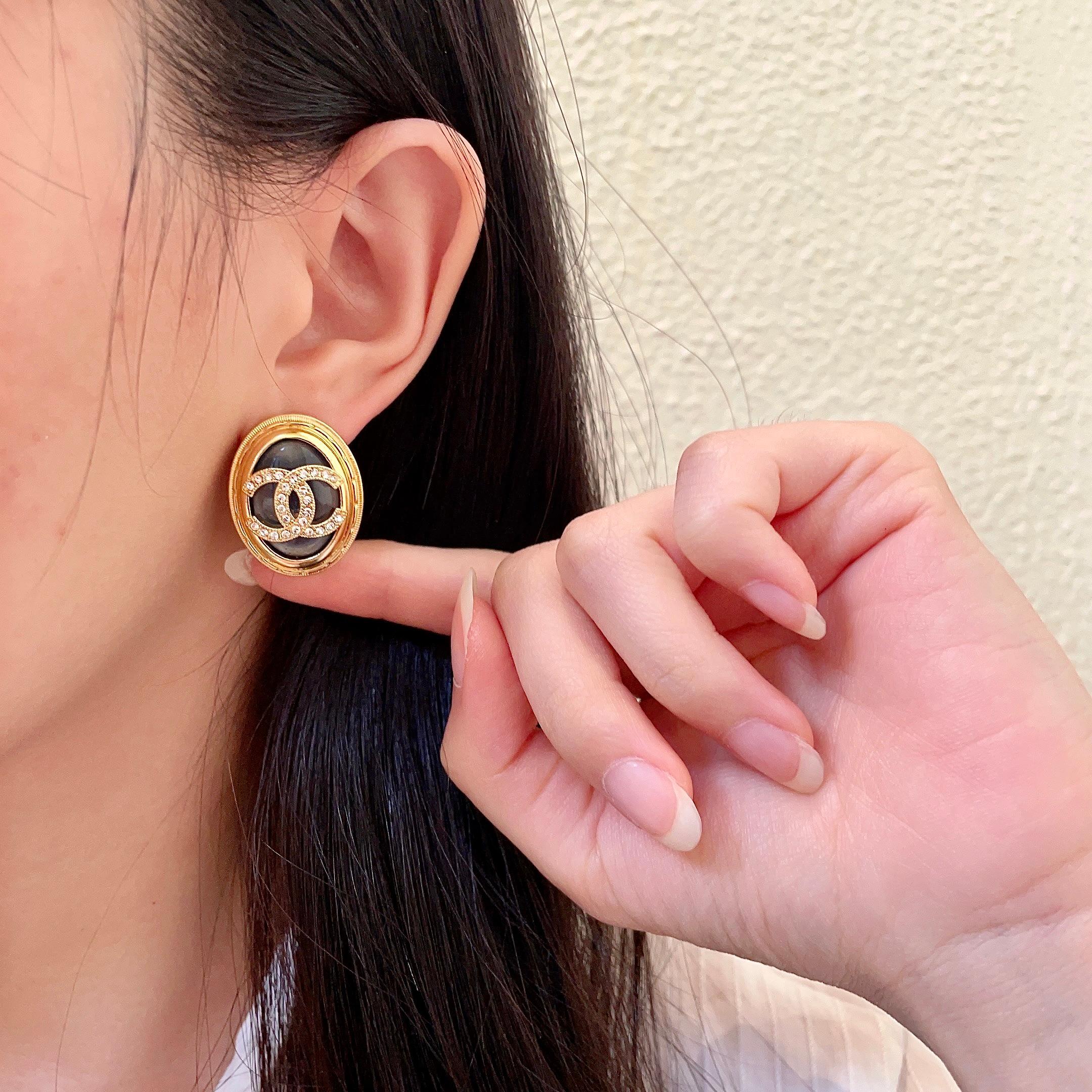 Chanel A貨黑金橢圓耳環 立體雙C晶鑽設計 奢華感高級耳飾推薦| 14 Chanel A貨黑金橢圓耳環 立體雙C晶鑽設計 奢華感高級耳飾推薦