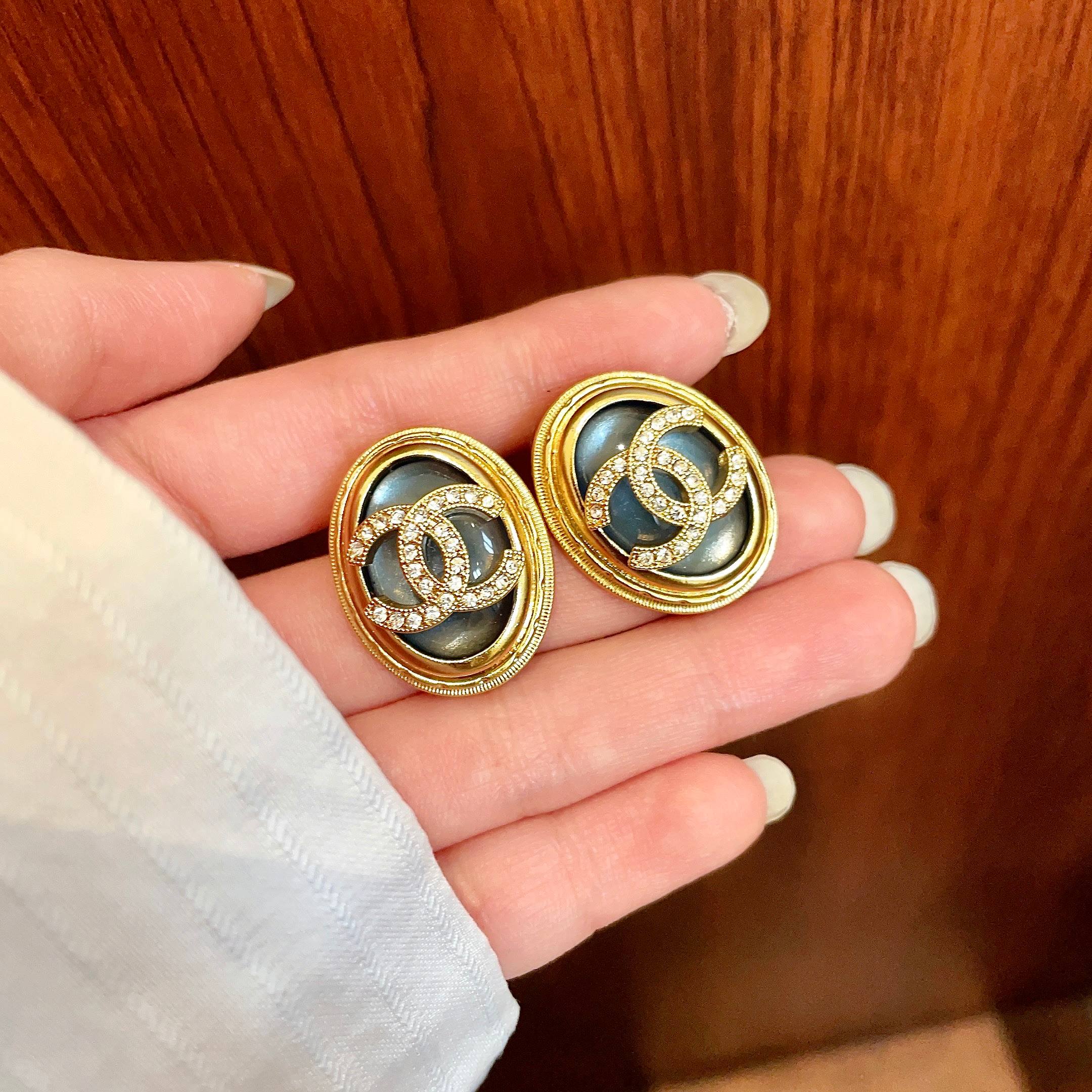 Chanel A貨黑金橢圓耳環 立體雙C晶鑽設計 奢華感高級耳飾推薦| 12 Chanel A貨黑金橢圓耳環 立體雙C晶鑽設計 奢華感高級耳飾推薦