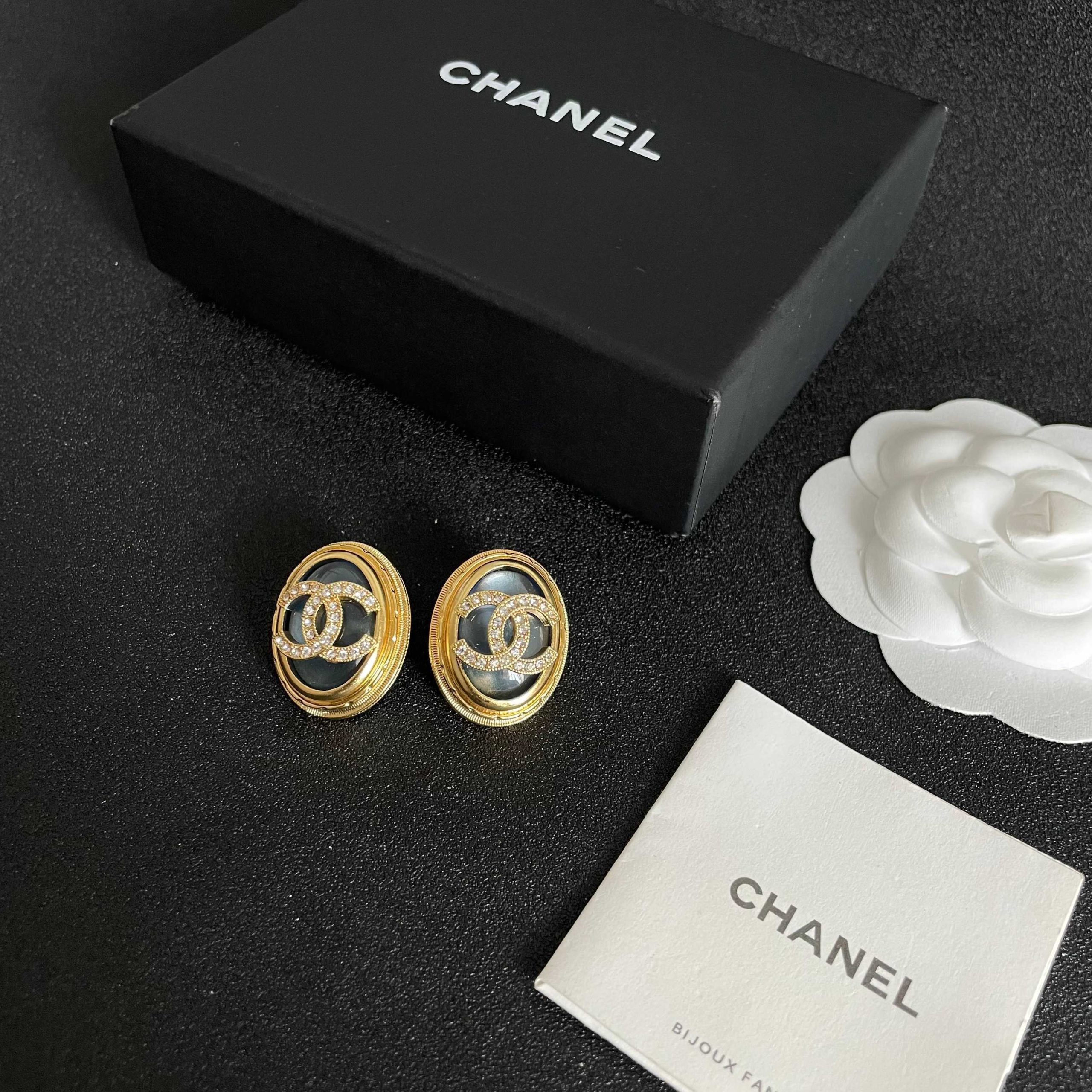 Chanel A貨黑金橢圓耳環 立體雙C晶鑽設計 奢華感高級耳飾推薦| 11 Chanel A貨黑金橢圓耳環 立體雙C晶鑽設計 奢華感高級耳飾推薦