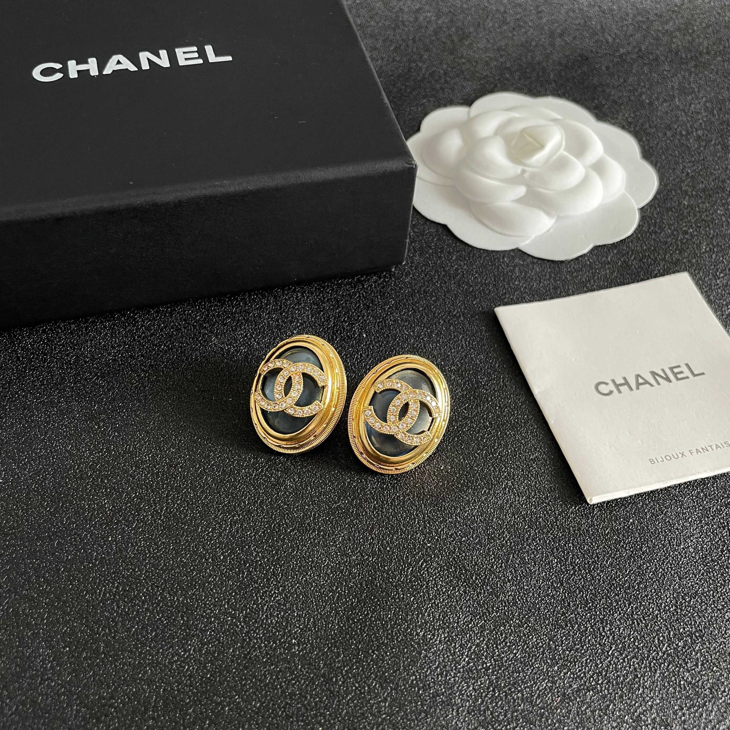 Chanel A貨黑金橢圓耳環 立體雙C晶鑽設計 奢華感高級耳飾推薦| 10 Chanel A貨黑金橢圓耳環 立體雙C晶鑽設計 奢華感高級耳飾推薦
