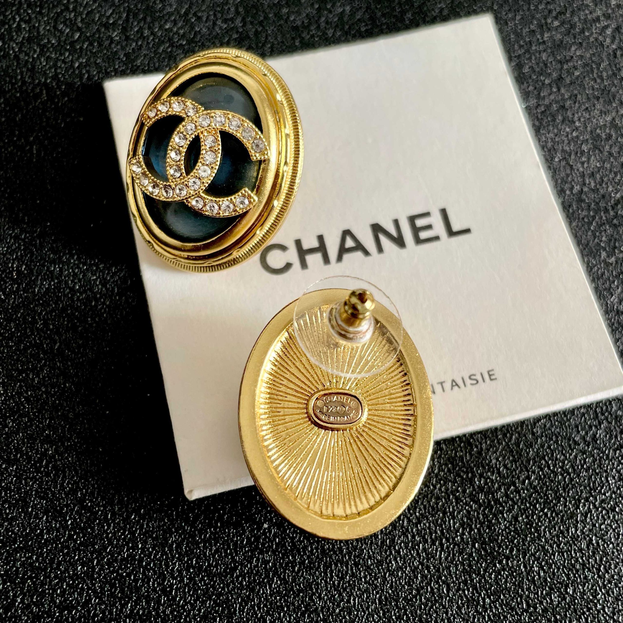 Chanel A貨黑金橢圓耳環 立體雙C晶鑽設計 奢華感高級耳飾推薦| 9 Chanel A貨黑金橢圓耳環 立體雙C晶鑽設計 奢華感高級耳飾推薦