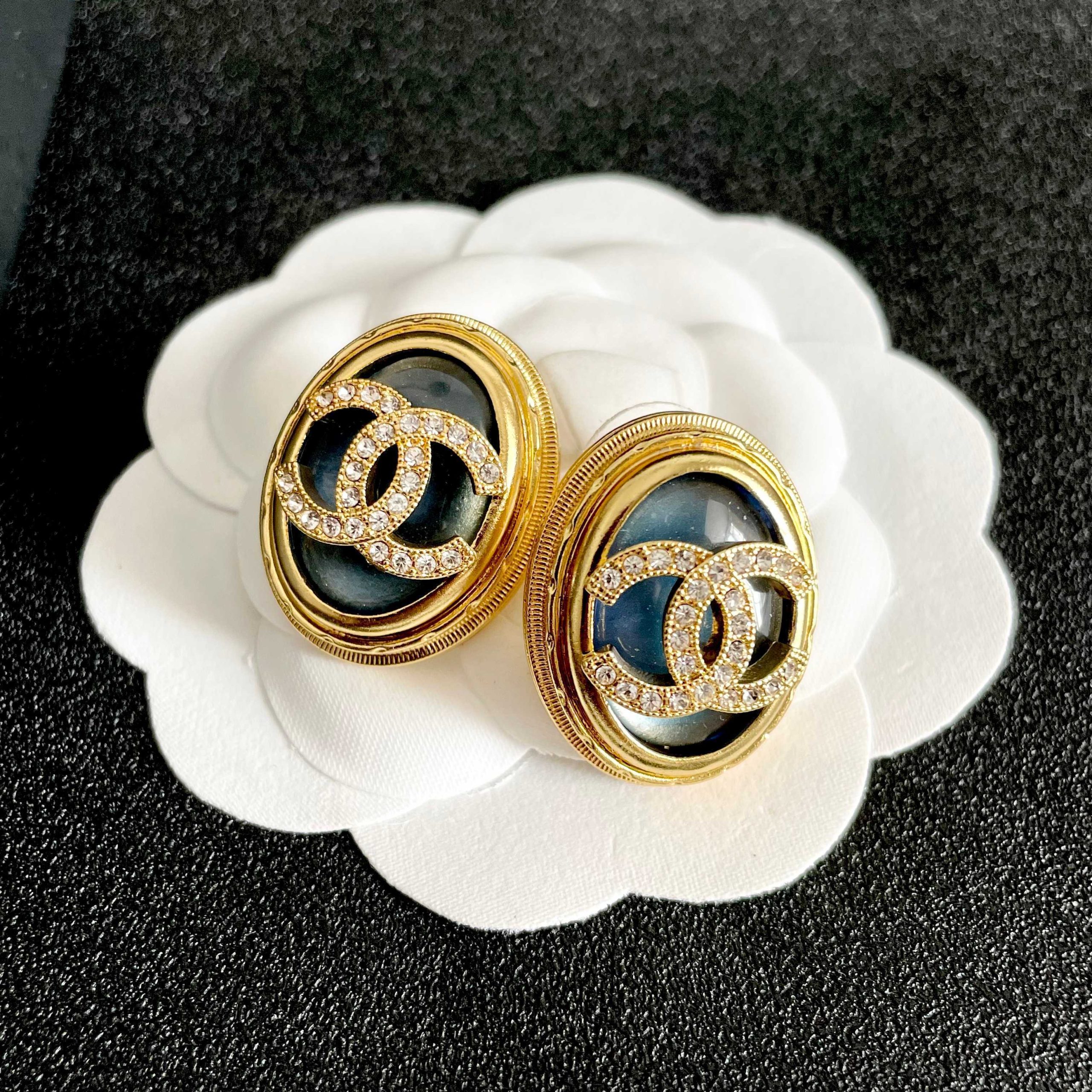 Chanel A貨黑金橢圓耳環 立體雙C晶鑽設計 奢華感高級耳飾推薦| 8 Chanel A貨黑金橢圓耳環 立體雙C晶鑽設計 奢華感高級耳飾推薦
