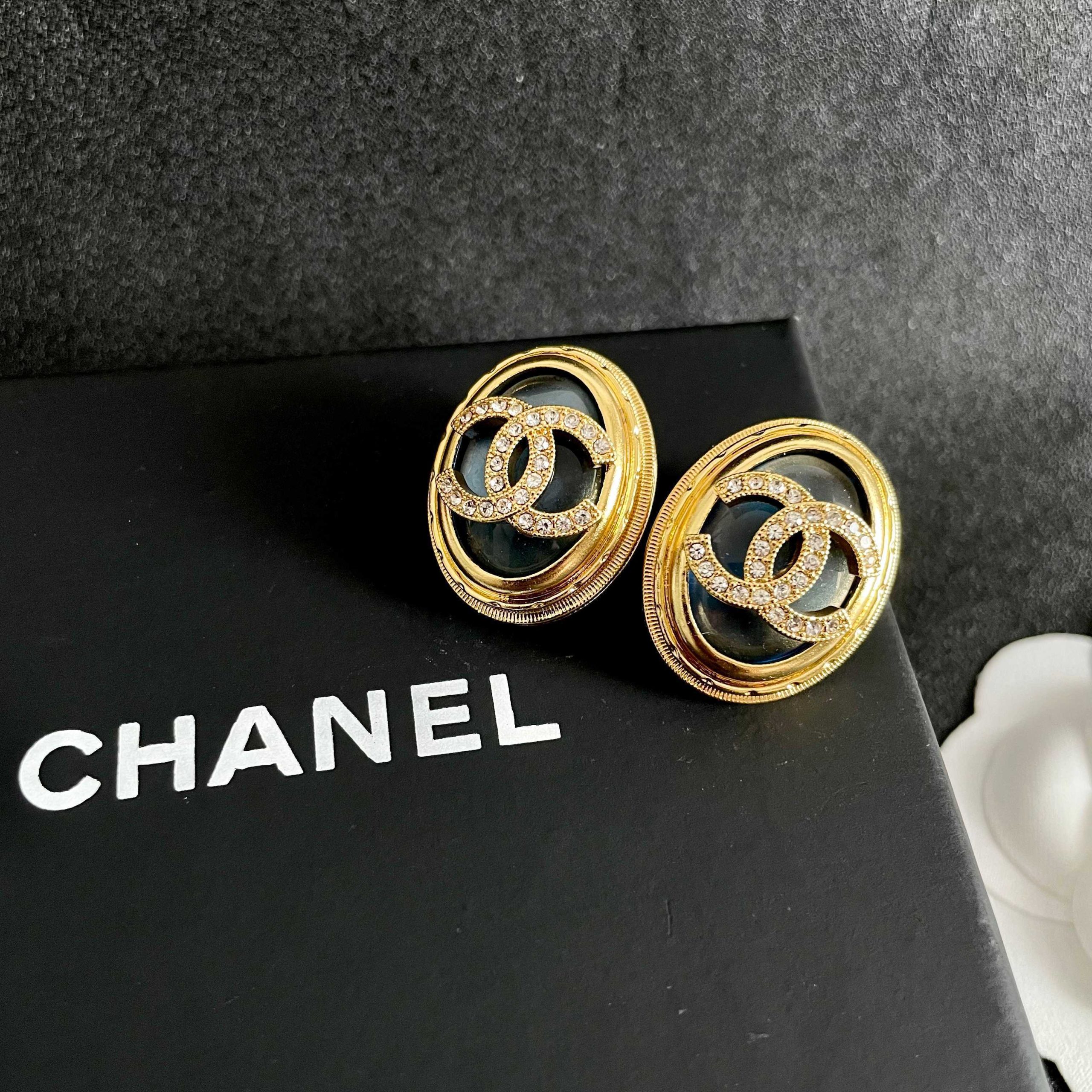 Chanel A貨黑金橢圓耳環 立體雙C晶鑽設計 奢華感高級耳飾推薦| 7 Chanel A貨黑金橢圓耳環 立體雙C晶鑽設計 奢華感高級耳飾推薦
