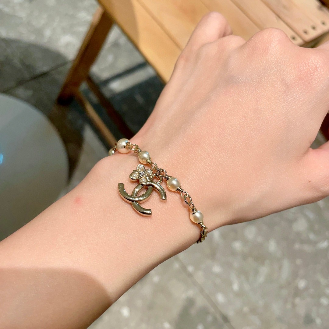 Chanel 一比一珍珠手鍊 雙C吊飾與花型點綴 精緻優雅氣質首飾| 14 Chanel 一比一珍珠手鍊 雙C吊飾與花型點綴 精緻優雅氣質首飾