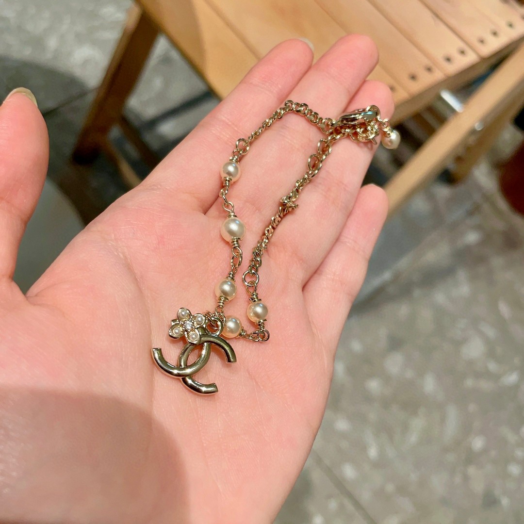 Chanel 一比一珍珠手鍊 雙C吊飾與花型點綴 精緻優雅氣質首飾| 13 Chanel 一比一珍珠手鍊 雙C吊飾與花型點綴 精緻優雅氣質首飾