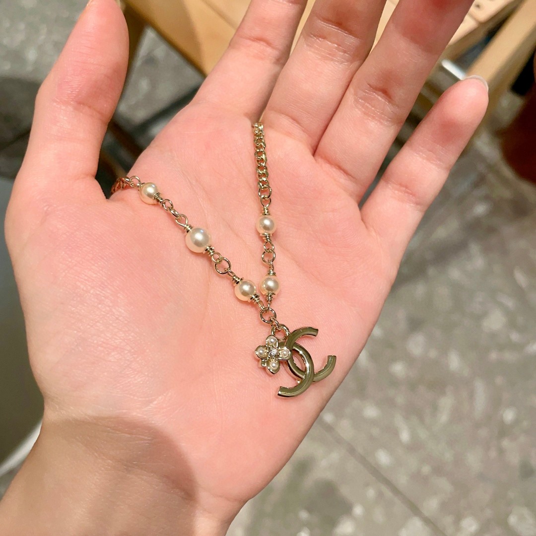 Chanel 一比一珍珠手鍊 雙C吊飾與花型點綴 精緻優雅氣質首飾| 12 Chanel 一比一珍珠手鍊 雙C吊飾與花型點綴 精緻優雅氣質首飾