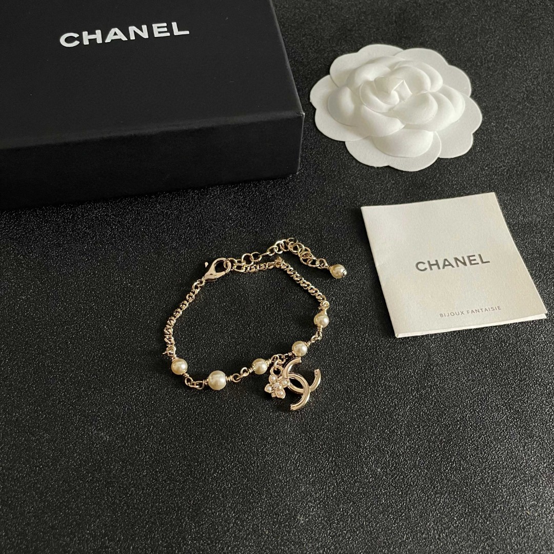 Chanel 一比一珍珠手鍊 雙C吊飾與花型點綴 精緻優雅氣質首飾| 10 Chanel 一比一珍珠手鍊 雙C吊飾與花型點綴 精緻優雅氣質首飾
