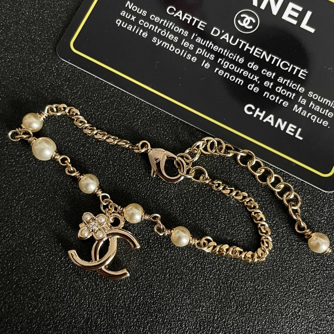 Chanel 一比一珍珠手鍊 雙C吊飾與花型點綴 精緻優雅氣質首飾| 9 Chanel 一比一珍珠手鍊 雙C吊飾與花型點綴 精緻優雅氣質首飾