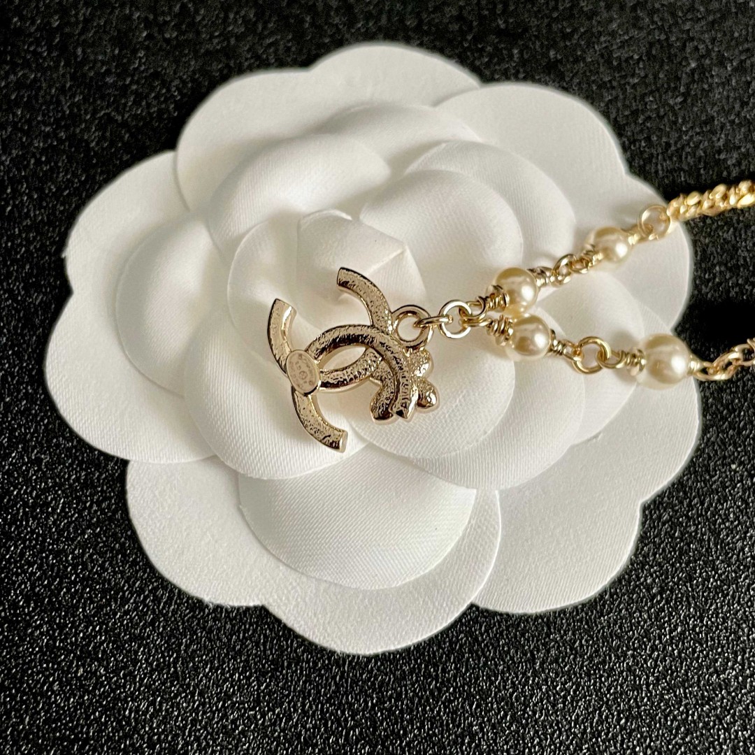 Chanel 一比一珍珠手鍊 雙C吊飾與花型點綴 精緻優雅氣質首飾| 8 Chanel 一比一珍珠手鍊 雙C吊飾與花型點綴 精緻優雅氣質首飾