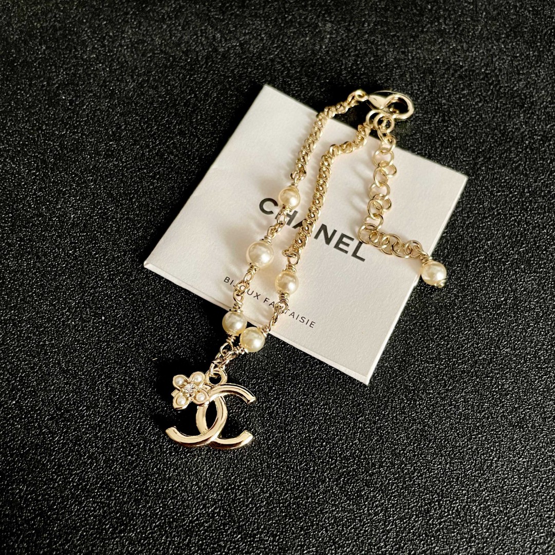 Chanel 一比一珍珠手鍊 雙C吊飾與花型點綴 精緻優雅氣質首飾| 7 Chanel 一比一珍珠手鍊 雙C吊飾與花型點綴 精緻優雅氣質首飾