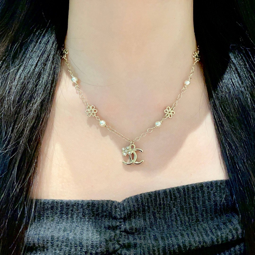 Chanel 高仿珍珠花飾雙C項鍊 小香風優雅風格 日常穿搭點綴| 12 Chanel 高仿珍珠花飾雙C項鍊 小香風優雅風格 日常穿搭點綴