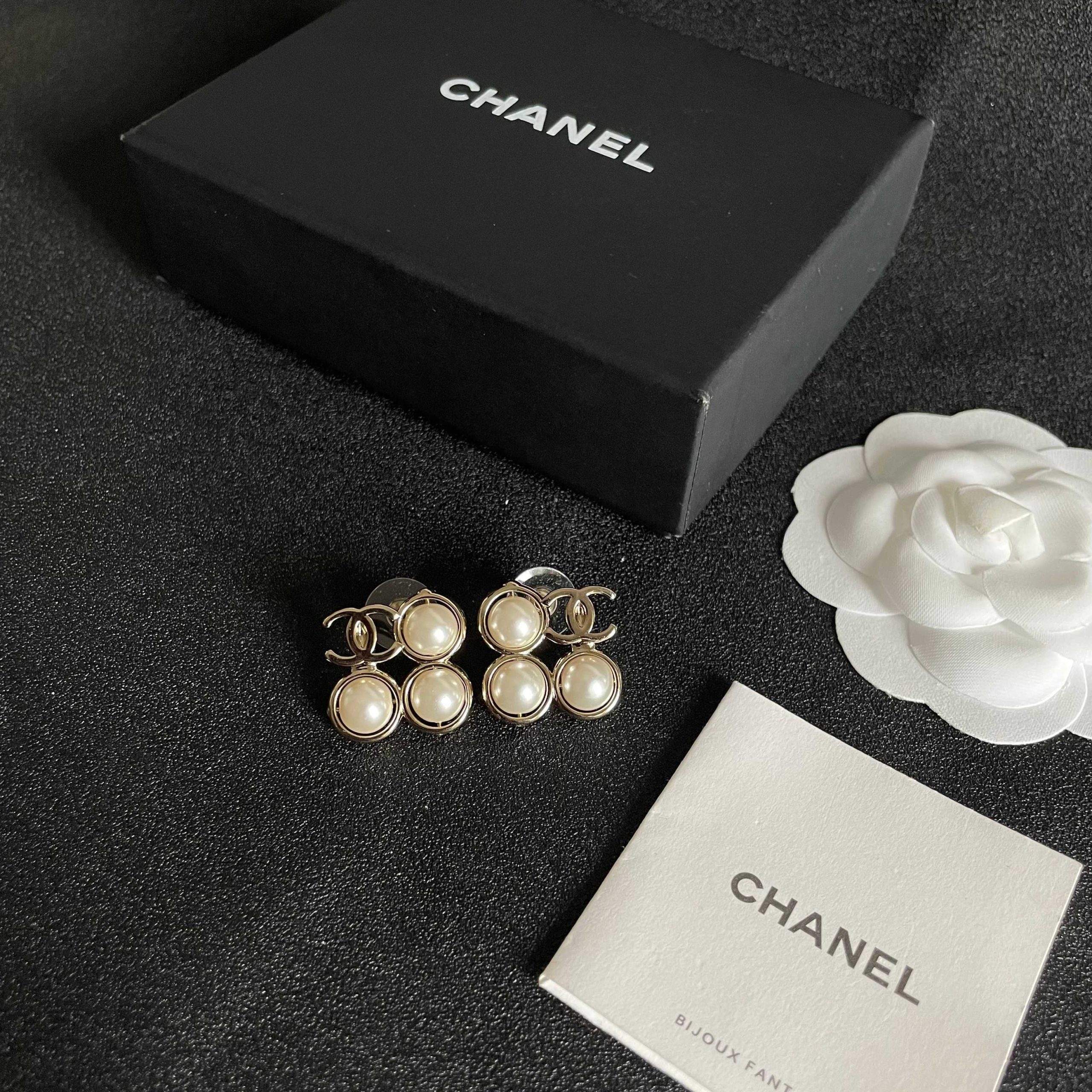 Chanel A貨白珍珠圓形耳環 雙C點綴設計 典雅立體造型| 11 Chanel A貨白珍珠圓形耳環 雙C點綴設計 典雅立體造型