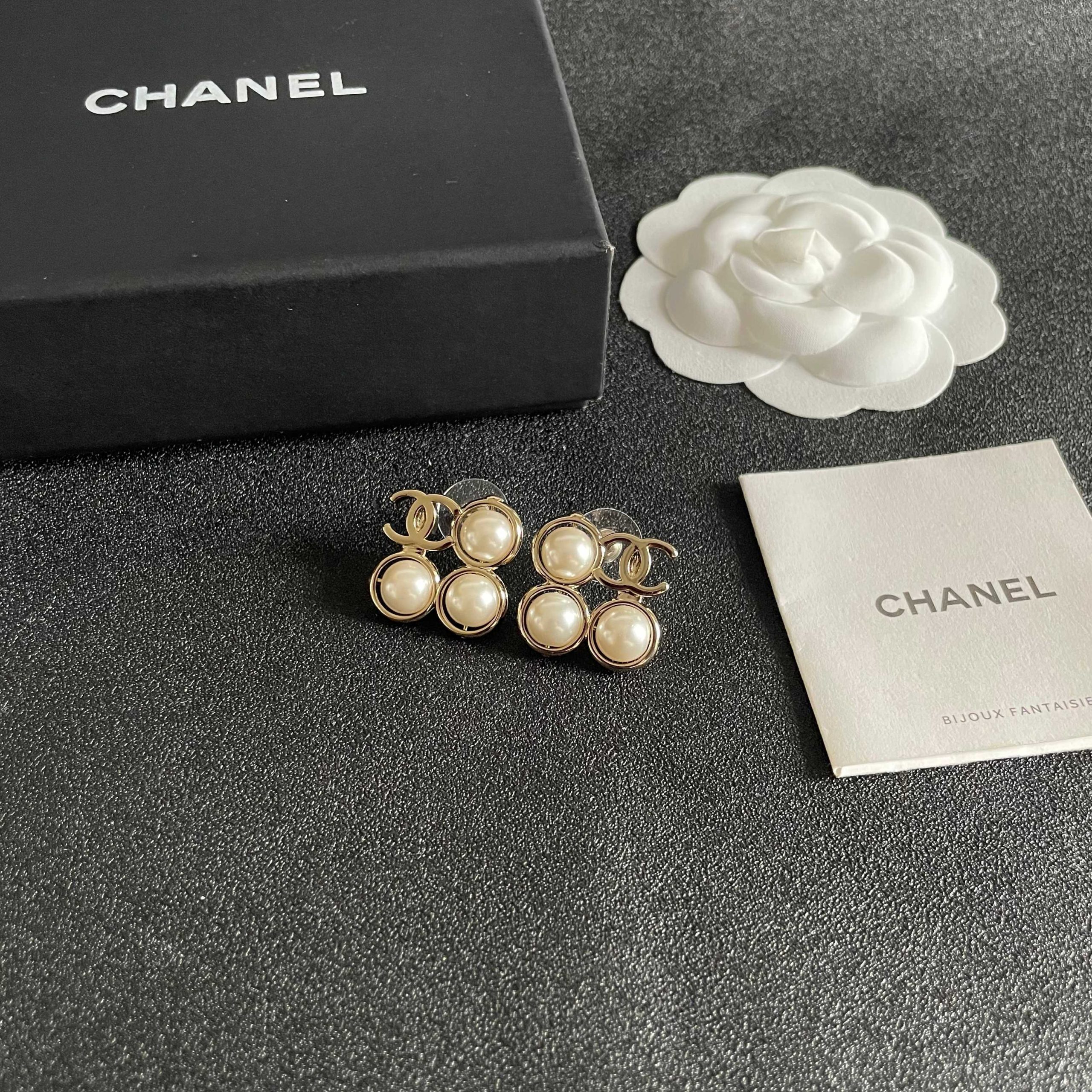 Chanel A貨白珍珠圓形耳環 雙C點綴設計 典雅立體造型| 10 Chanel A貨白珍珠圓形耳環 雙C點綴設計 典雅立體造型