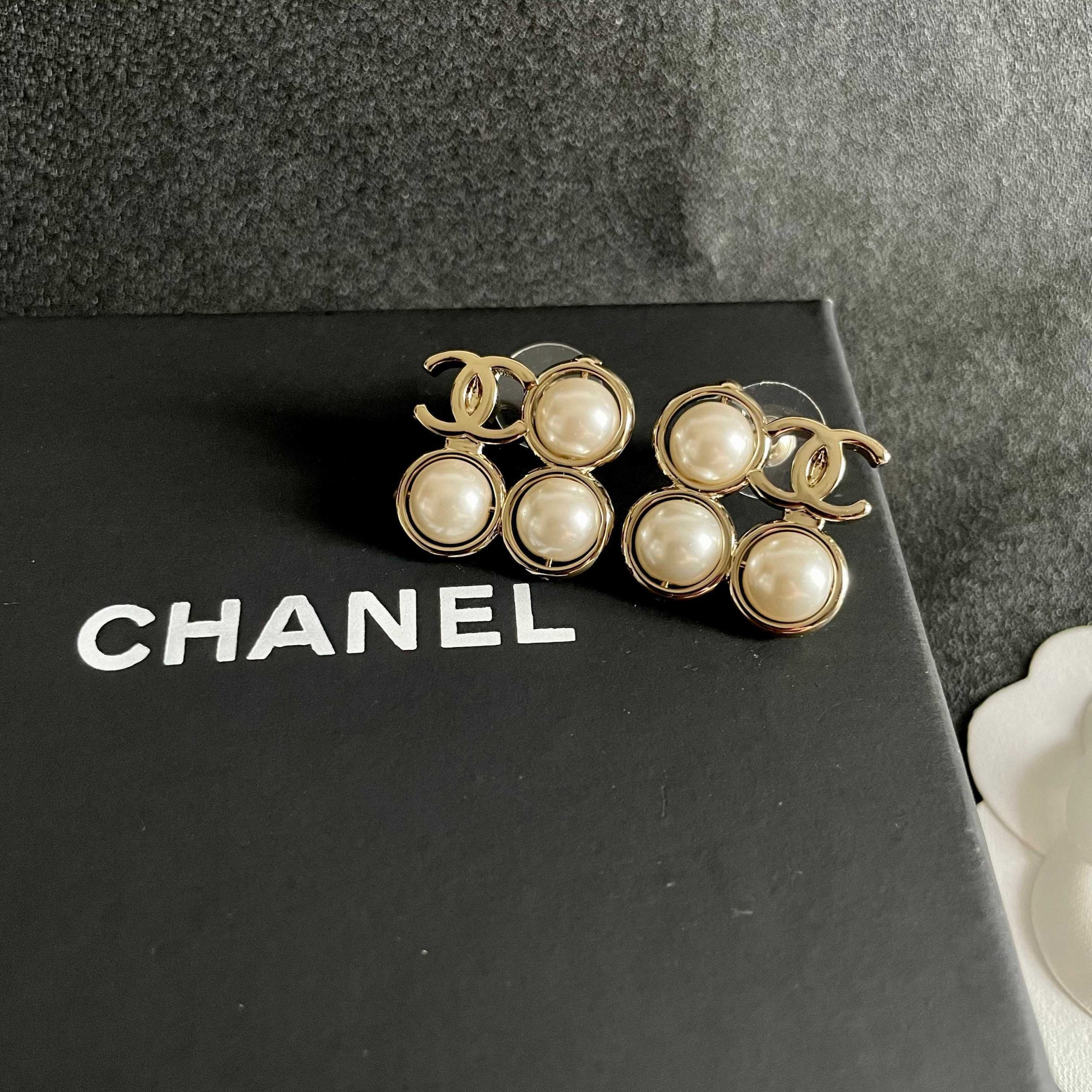 Chanel A貨白珍珠圓形耳環 雙C點綴設計 典雅立體造型| 7 Chanel A貨白珍珠圓形耳環 雙C點綴設計 典雅立體造型