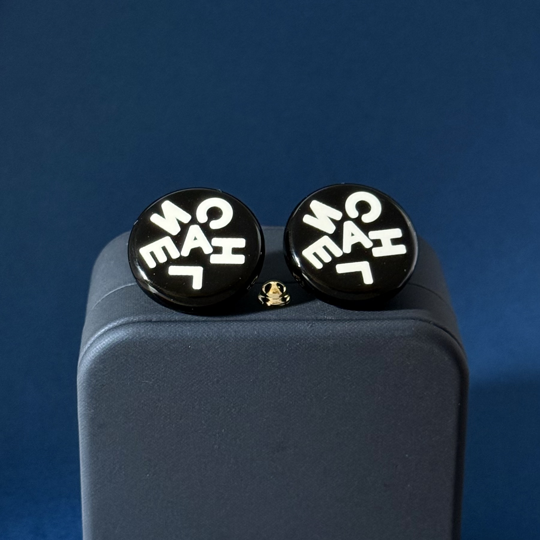 Chanel 高仿黑白字LOGO圓形耳環 潮流感設計 個性女孩穿搭首選