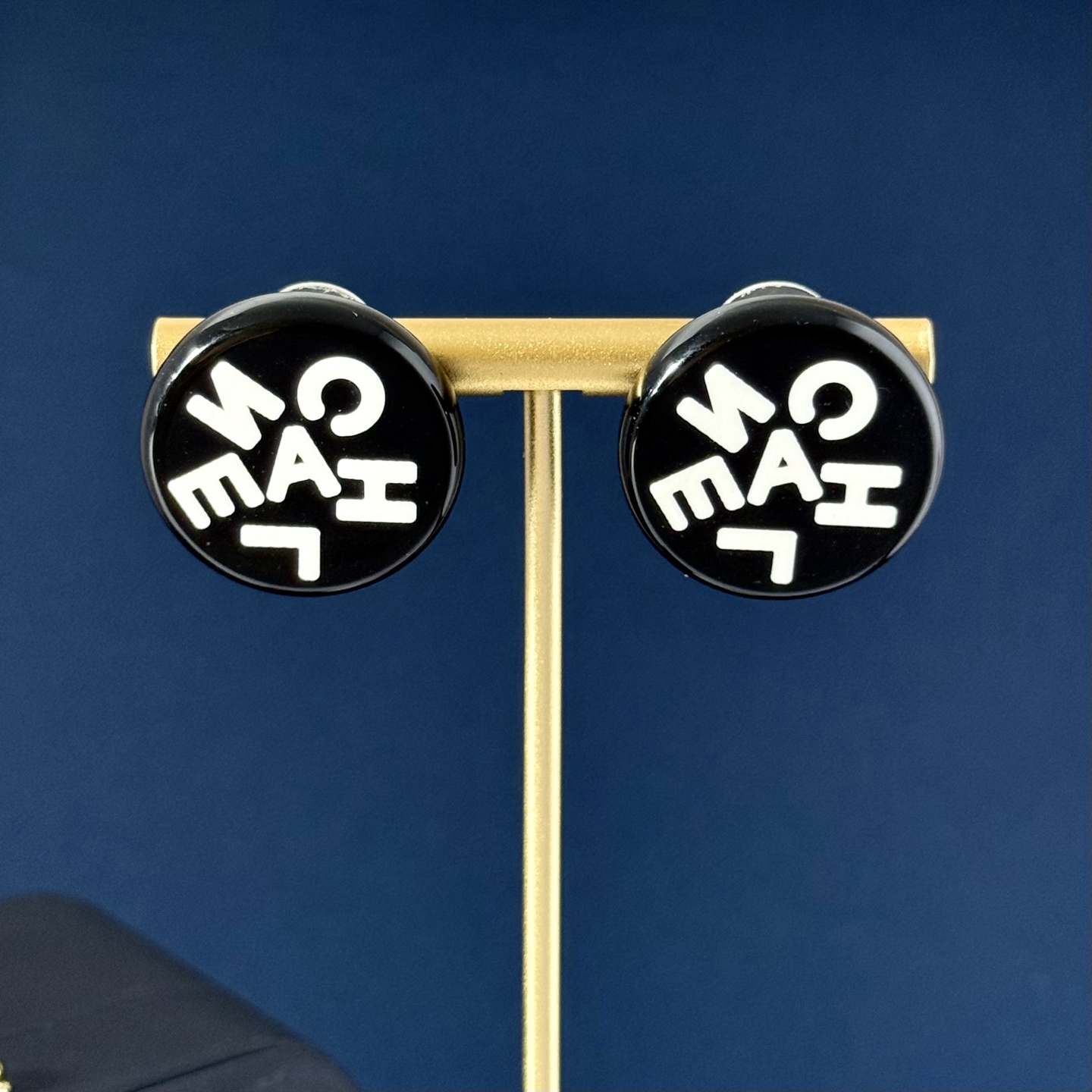 Chanel 高仿黑白字LOGO圓形耳環 潮流感設計 個性女孩穿搭首選| 9 Chanel 高仿黑白字LOGO圓形耳環 潮流感設計 個性女孩穿搭首選