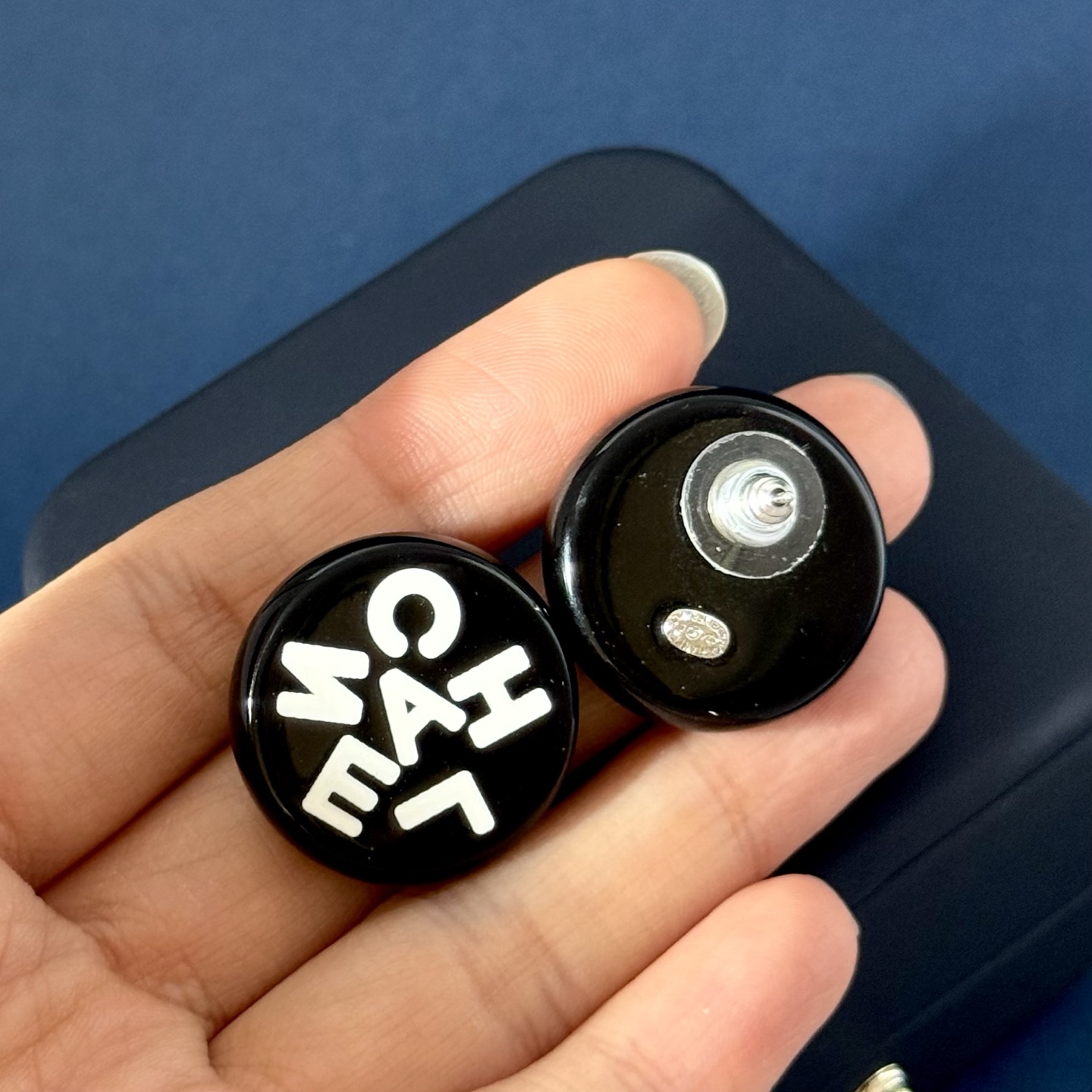 Chanel 高仿黑白字LOGO圓形耳環 潮流感設計 個性女孩穿搭首選| 7 Chanel 高仿黑白字LOGO圓形耳環 潮流感設計 個性女孩穿搭首選