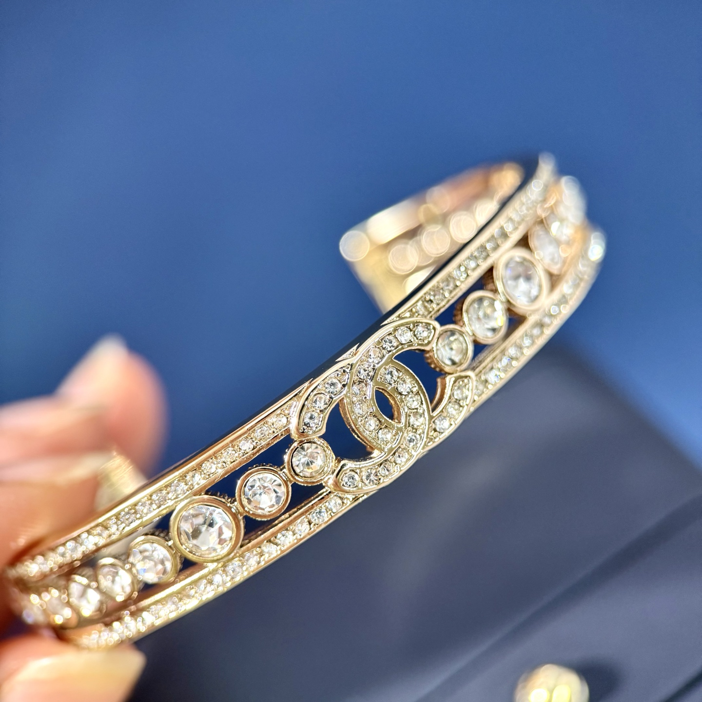 Chanel 高仿水鑽金屬手環 雙C雕花設計 奢華氣場單品推薦| 11 Chanel 高仿水鑽金屬手環 雙C雕花設計 奢華氣場單品推薦