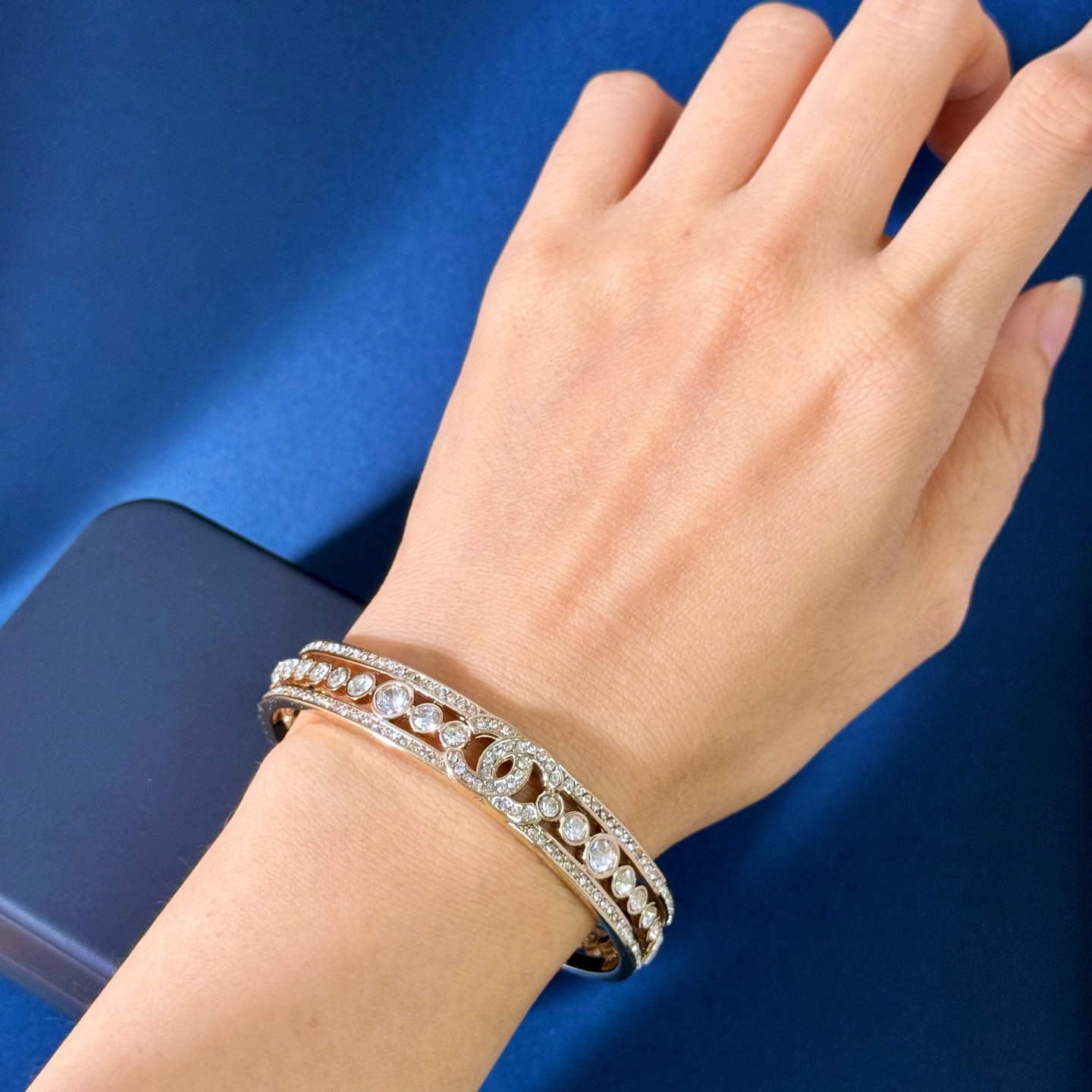 Chanel 高仿水鑽金屬手環 雙C雕花設計 奢華氣場單品推薦| 9 Chanel 高仿水鑽金屬手環 雙C雕花設計 奢華氣場單品推薦