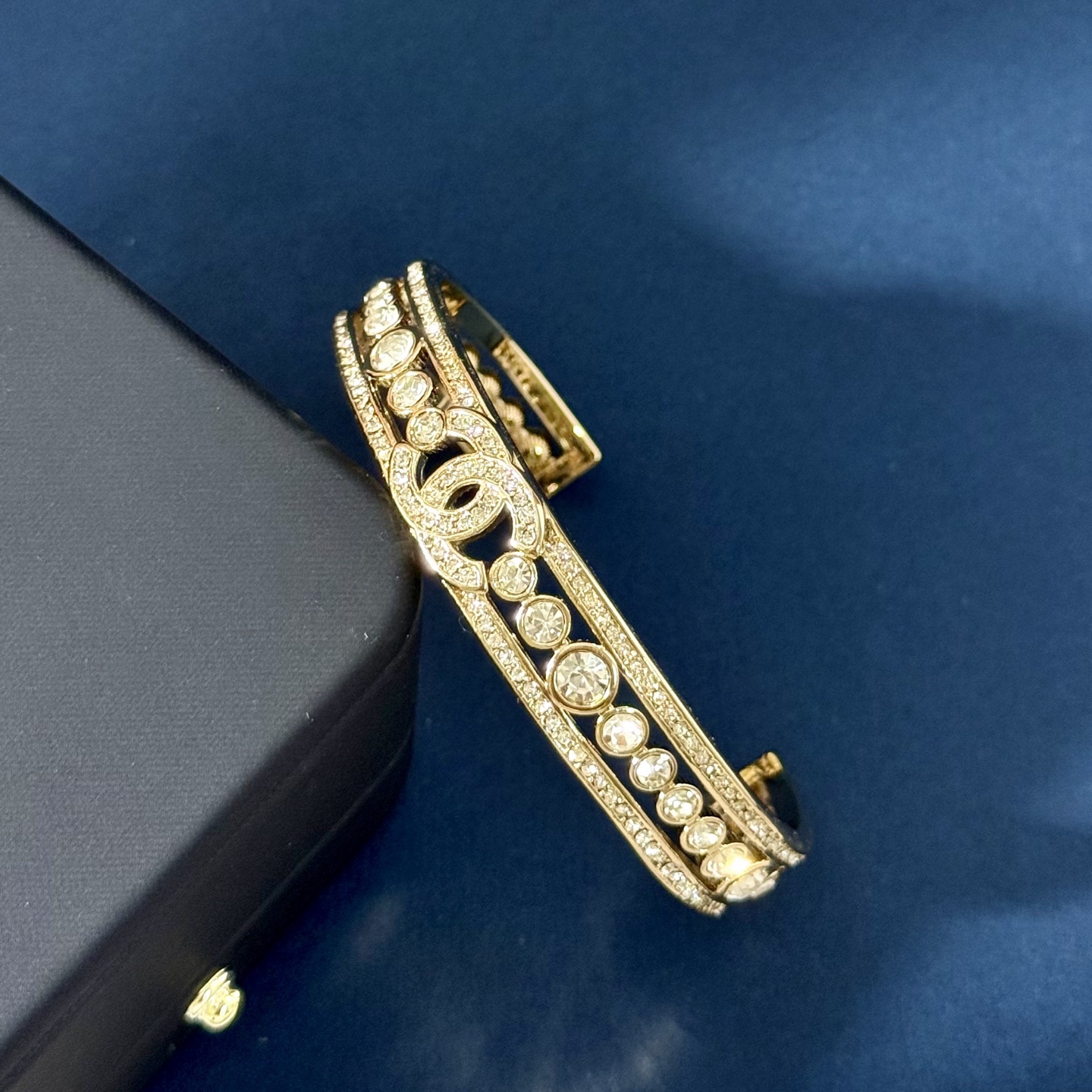 Chanel 高仿水鑽金屬手環 雙C雕花設計 奢華氣場單品推薦| 8 Chanel 高仿水鑽金屬手環 雙C雕花設計 奢華氣場單品推薦