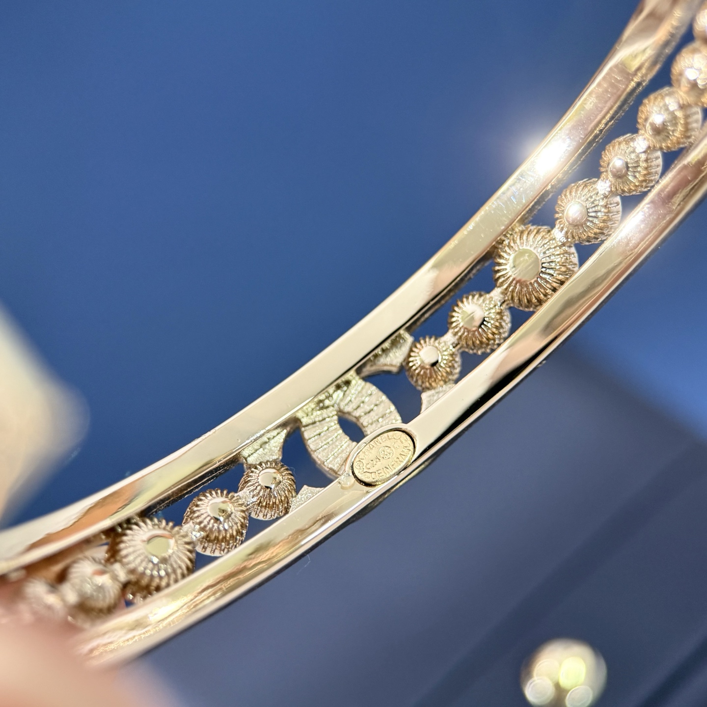 Chanel 高仿水鑽金屬手環 雙C雕花設計 奢華氣場單品推薦| 7 Chanel 高仿水鑽金屬手環 雙C雕花設計 奢華氣場單品推薦
