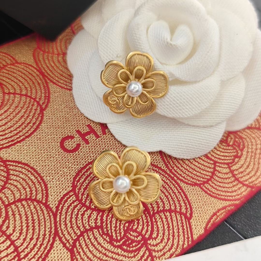 Chanel 高仿立體山茶花珍珠耳環 金屬雕花質感款 經典優雅系列| 13 Chanel 高仿立體山茶花珍珠耳環 金屬雕花質感款 經典優雅系列