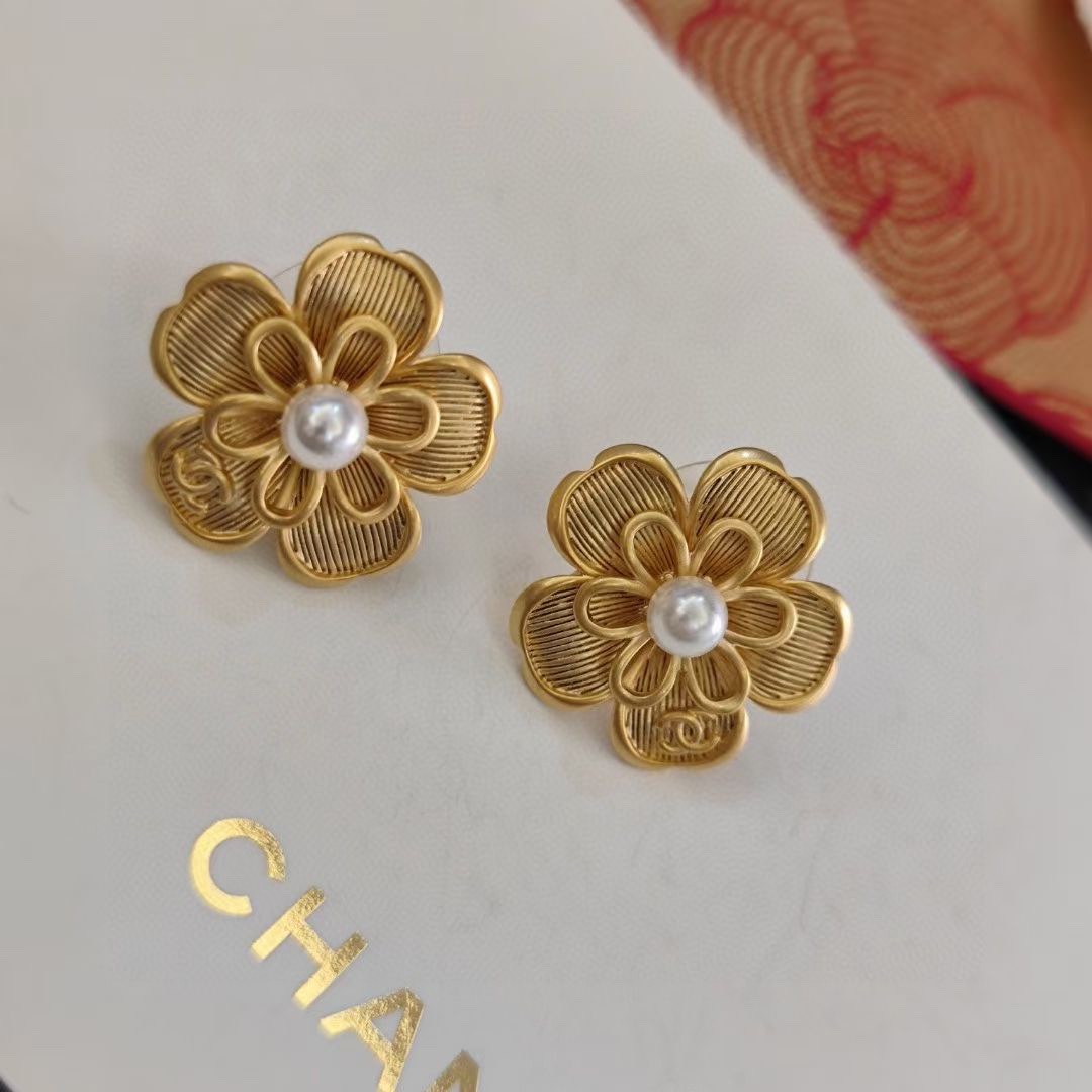 Chanel 高仿立體山茶花珍珠耳環 金屬雕花質感款 經典優雅系列| 12 Chanel 高仿立體山茶花珍珠耳環 金屬雕花質感款 經典優雅系列