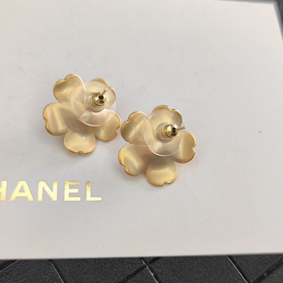 Chanel 高仿立體山茶花珍珠耳環 金屬雕花質感款 經典優雅系列| 11 Chanel 高仿立體山茶花珍珠耳環 金屬雕花質感款 經典優雅系列