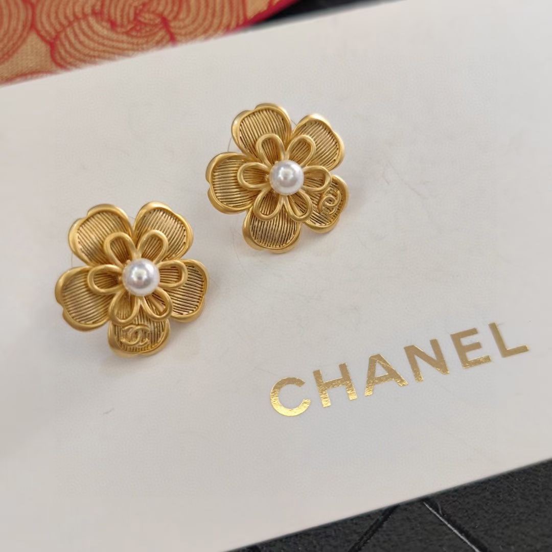 Chanel 高仿立體山茶花珍珠耳環 金屬雕花質感款 經典優雅系列| 9 Chanel 高仿立體山茶花珍珠耳環 金屬雕花質感款 經典優雅系列