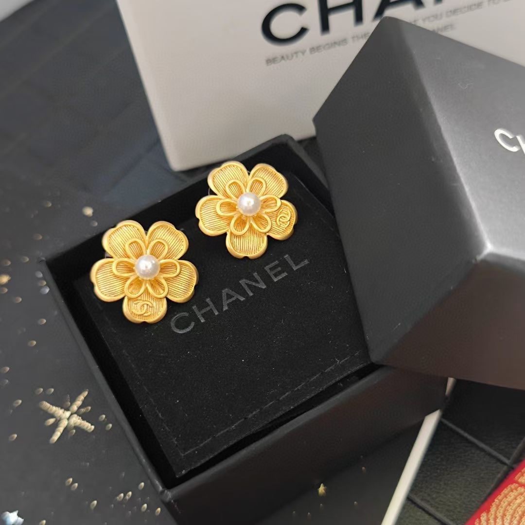 Chanel 高仿立體山茶花珍珠耳環 金屬雕花質感款 經典優雅系列| 7 Chanel 高仿立體山茶花珍珠耳環 金屬雕花質感款 經典優雅系列