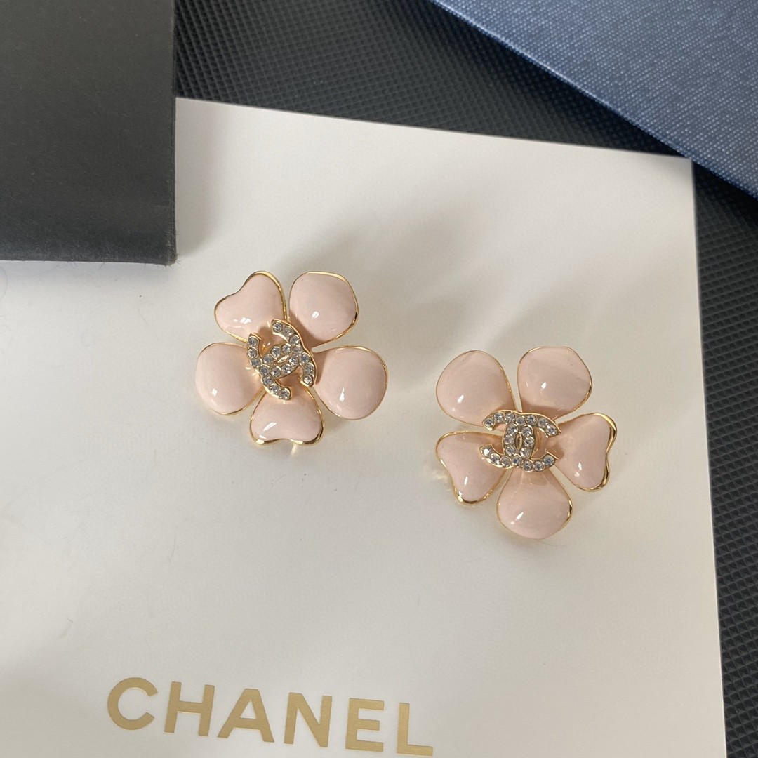 Chanel 原單粉色琺瑯花朵耳環 水鑽雙C點綴 清新少女感造型飾品| 8 Chanel 原單粉色琺瑯花朵耳環 水鑽雙C點綴 清新少女感造型飾品
