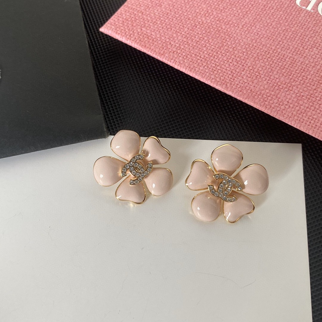 Chanel 原單粉色琺瑯花朵耳環 水鑽雙C點綴 清新少女感造型飾品| 7 Chanel 原單粉色琺瑯花朵耳環 水鑽雙C點綴 清新少女感造型飾品