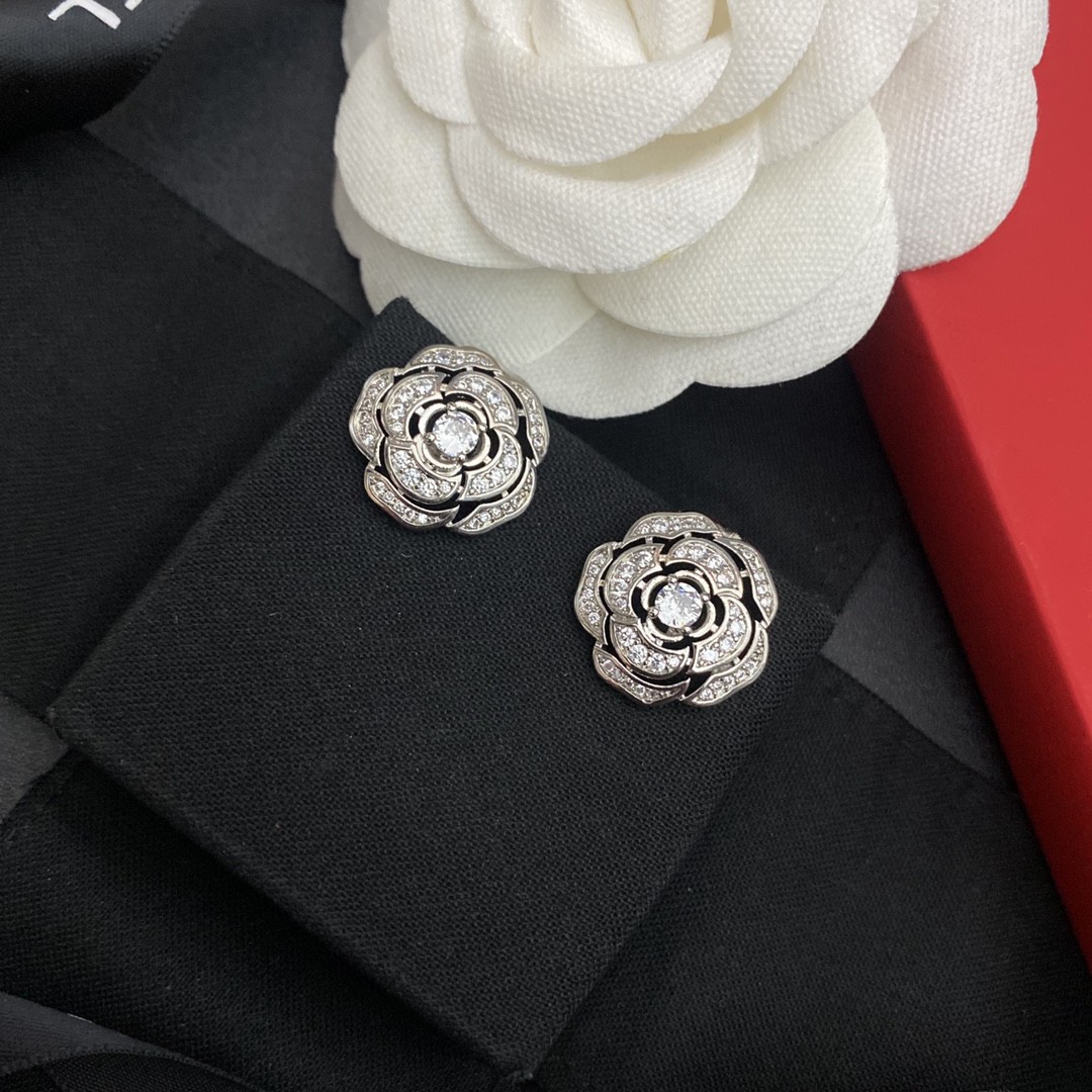 Chanel 高仿立體山茶花鑽飾耳環 水鑽層疊設計 氣質花型款推薦| 11 Chanel 高仿立體山茶花鑽飾耳環 水鑽層疊設計 氣質花型款推薦