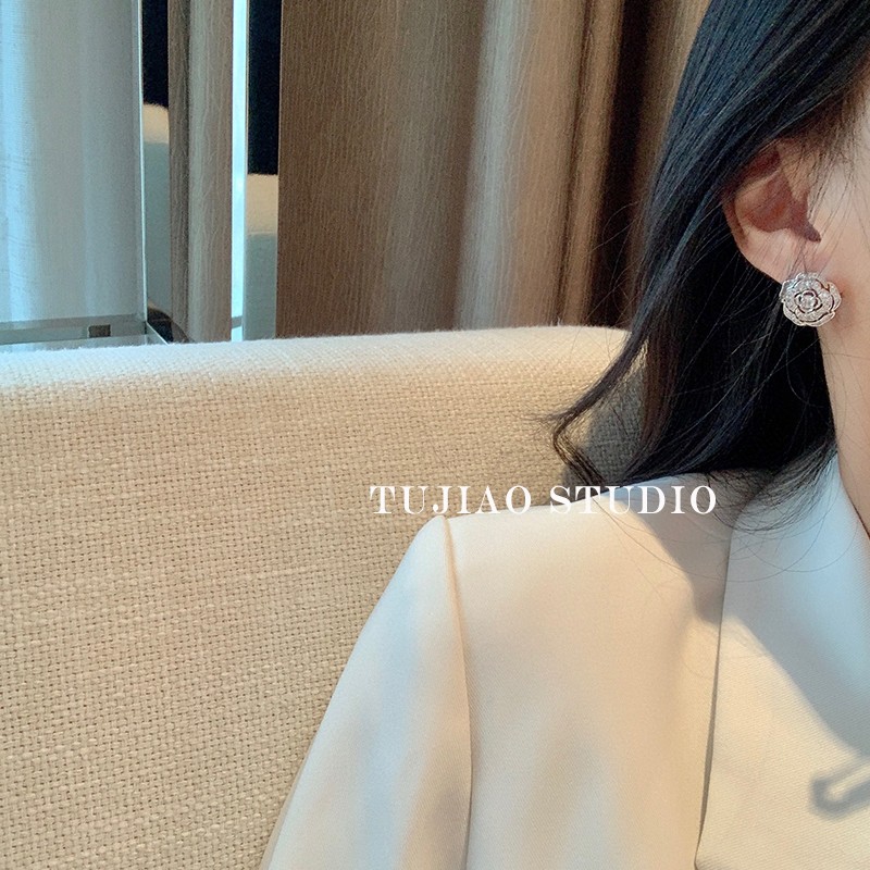 Chanel 高仿立體山茶花鑽飾耳環 水鑽層疊設計 氣質花型款推薦| 10 Chanel 高仿立體山茶花鑽飾耳環 水鑽層疊設計 氣質花型款推薦