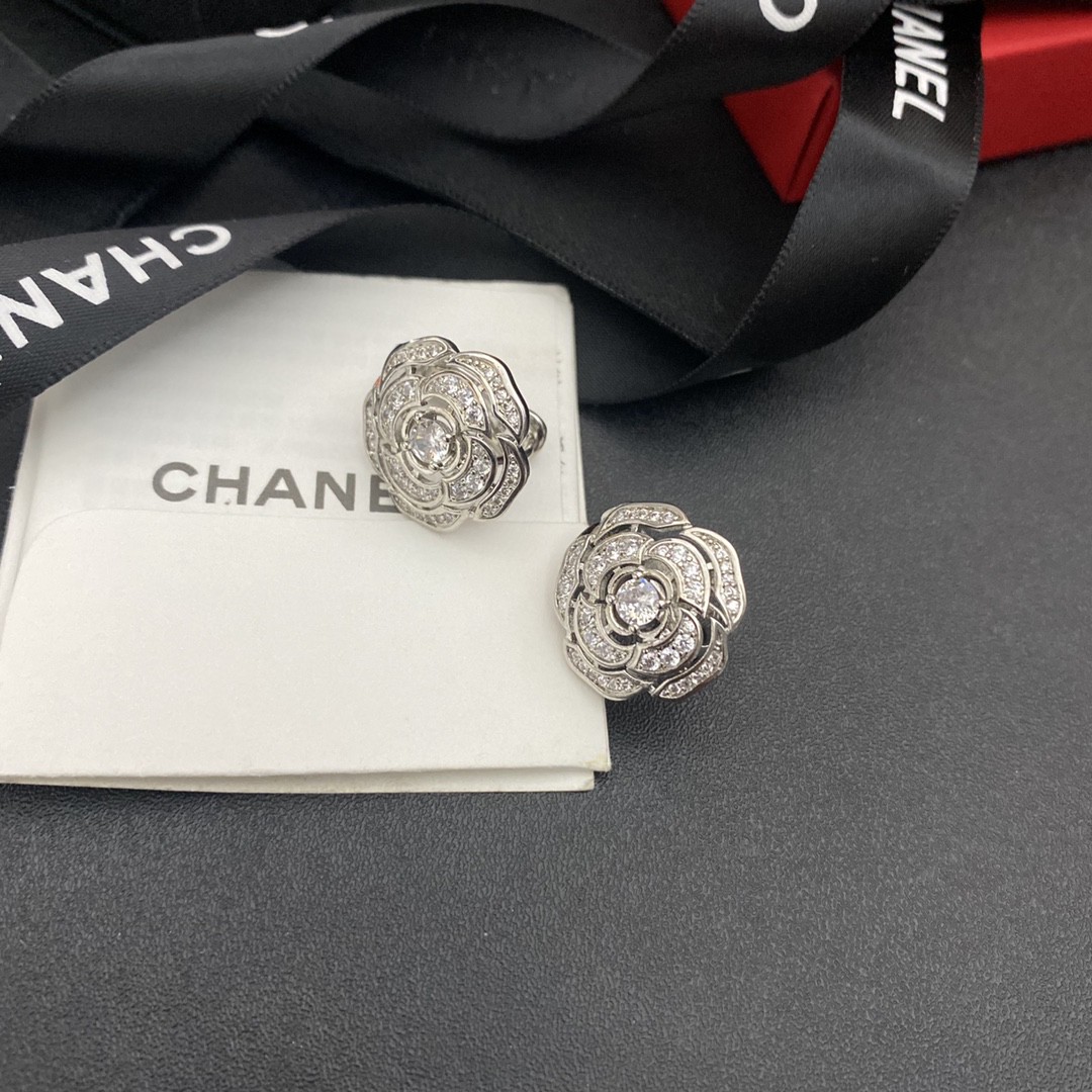 Chanel 高仿立體山茶花鑽飾耳環 水鑽層疊設計 氣質花型款推薦| 9 Chanel 高仿立體山茶花鑽飾耳環 水鑽層疊設計 氣質花型款推薦