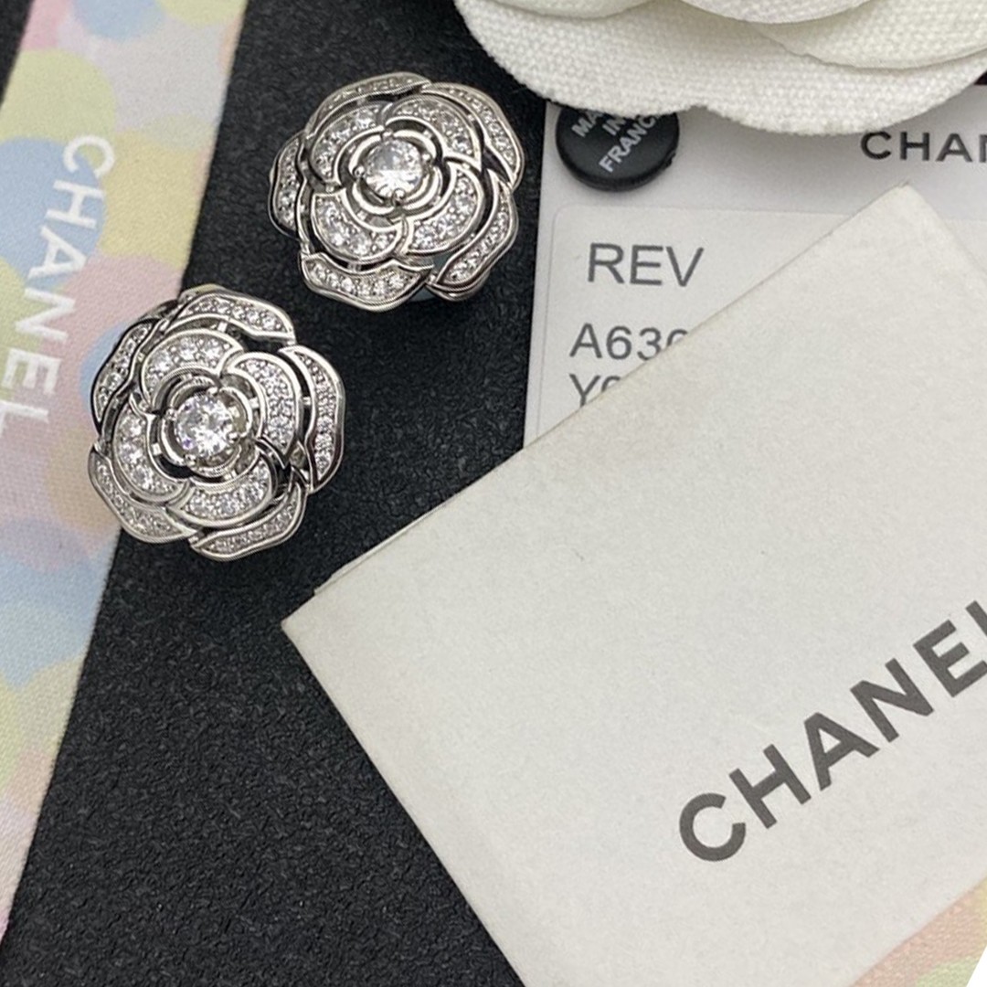 Chanel 高仿立體山茶花鑽飾耳環 水鑽層疊設計 氣質花型款推薦| 8 Chanel 高仿立體山茶花鑽飾耳環 水鑽層疊設計 氣質花型款推薦